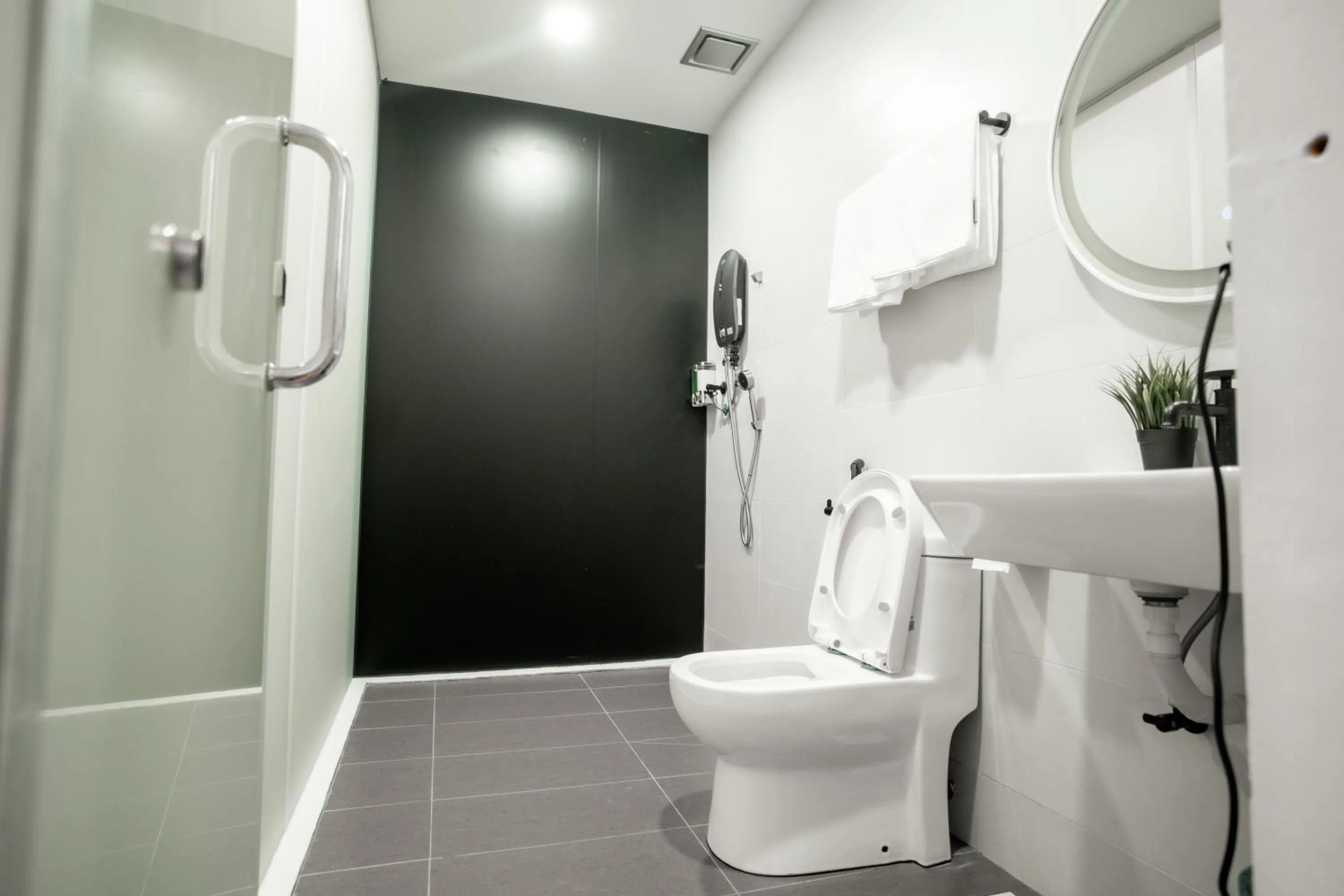 Toilet in Norvinton Hotel