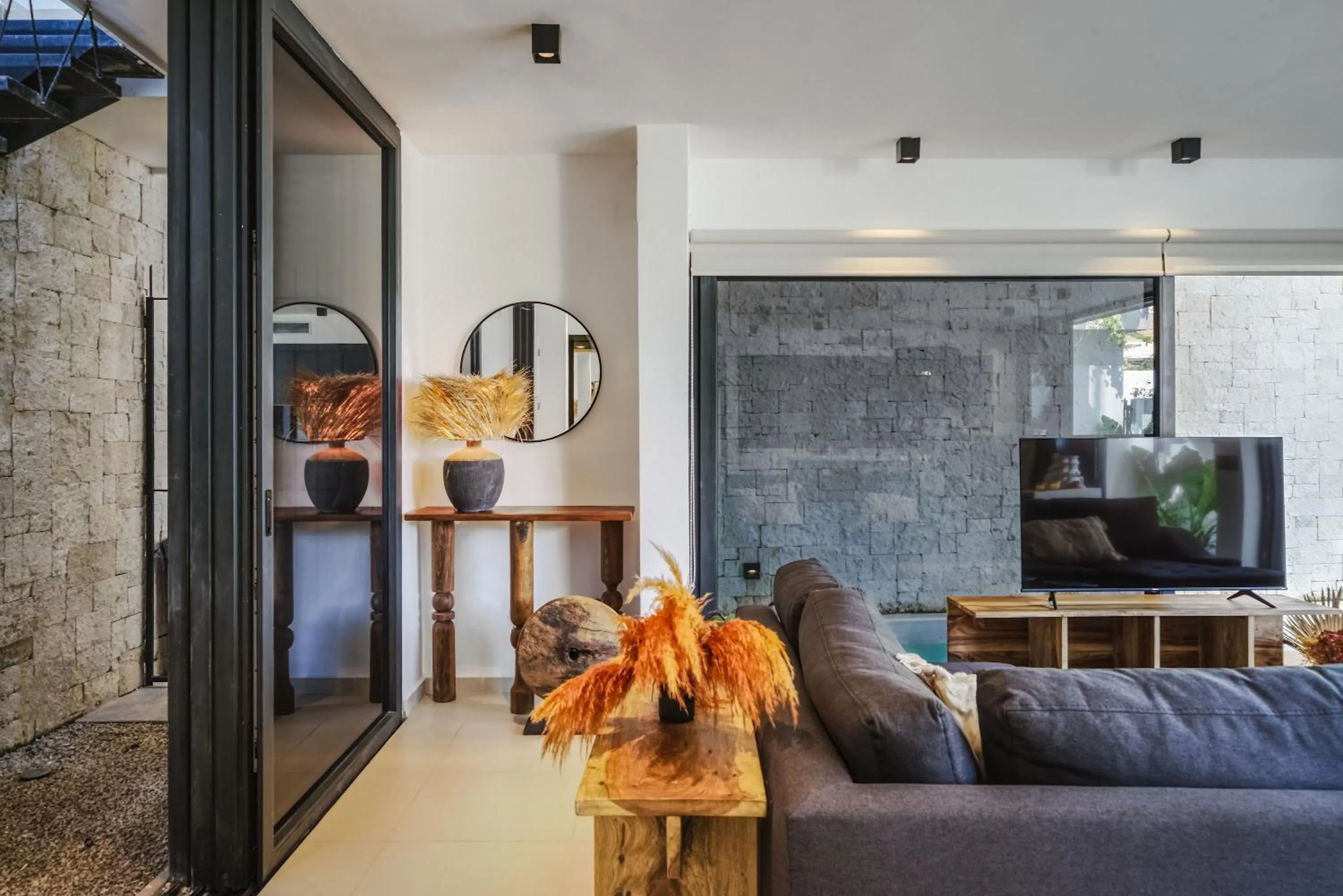 TV and multimedia in 2BR Coworking Freestanding Bathtub Private Pool