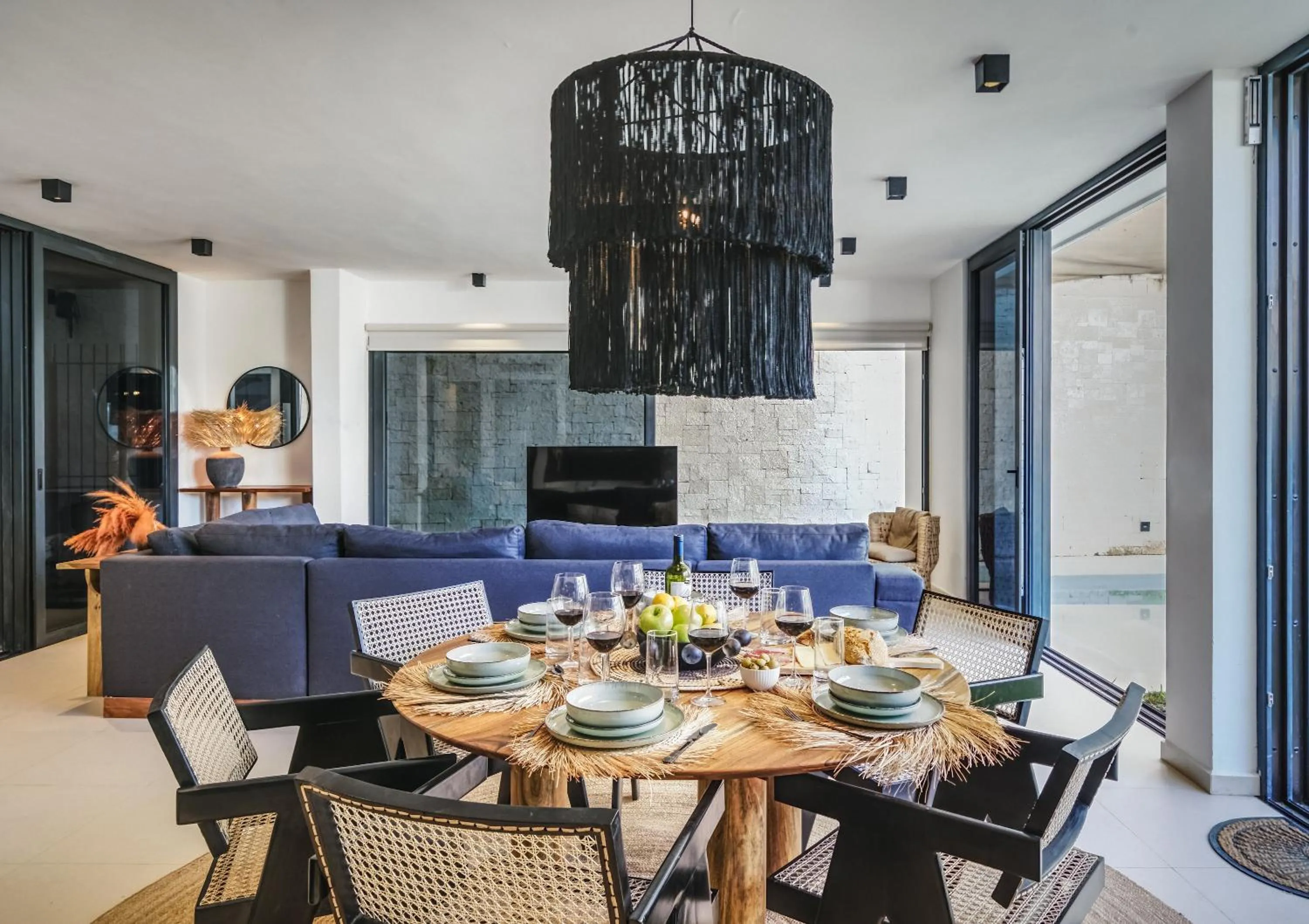 TV and multimedia in 2BR Coworking Freestanding Bathtub Private Pool