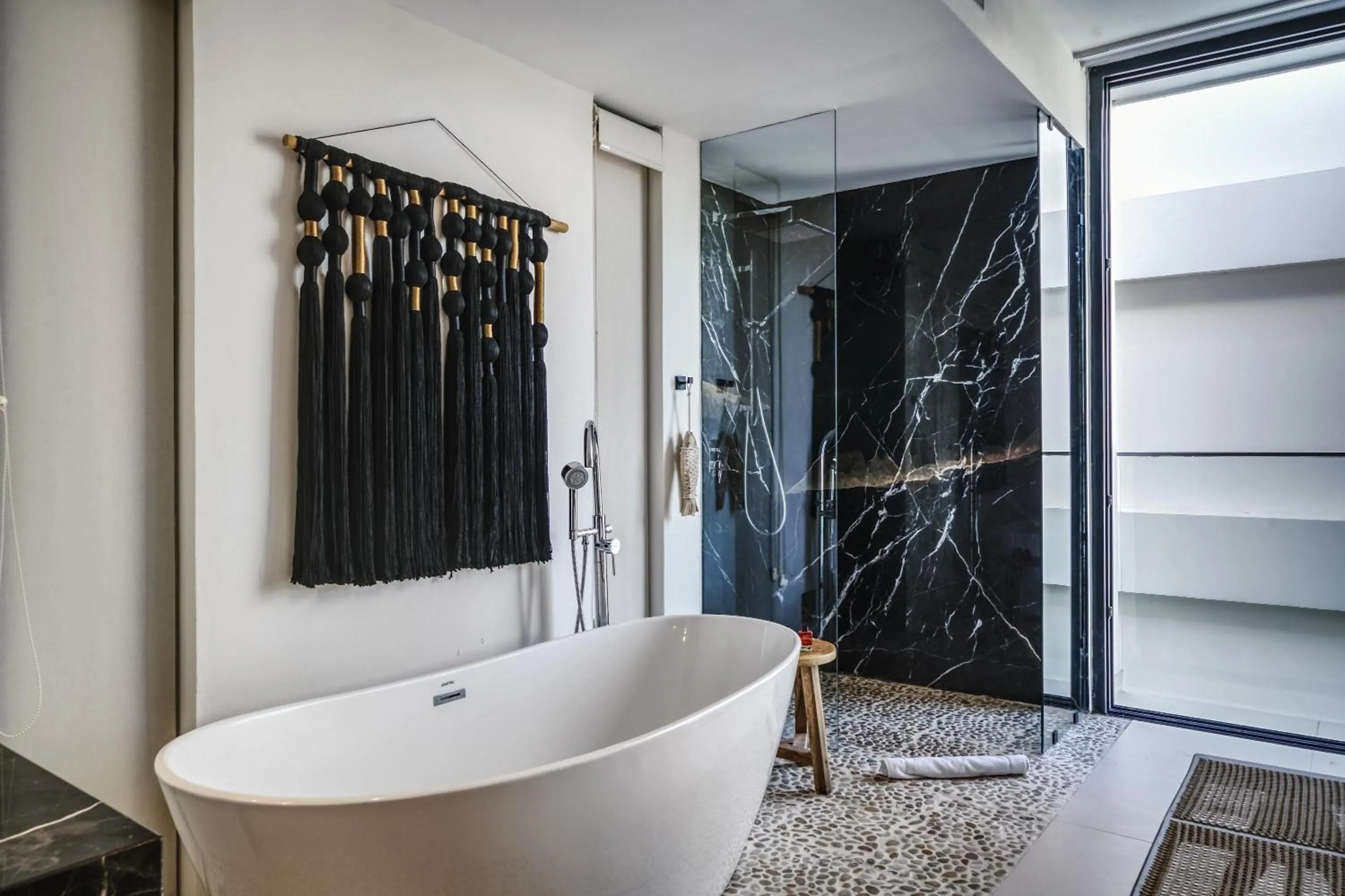 Hot Tub in 2BR Coworking Freestanding Bathtub Private Pool