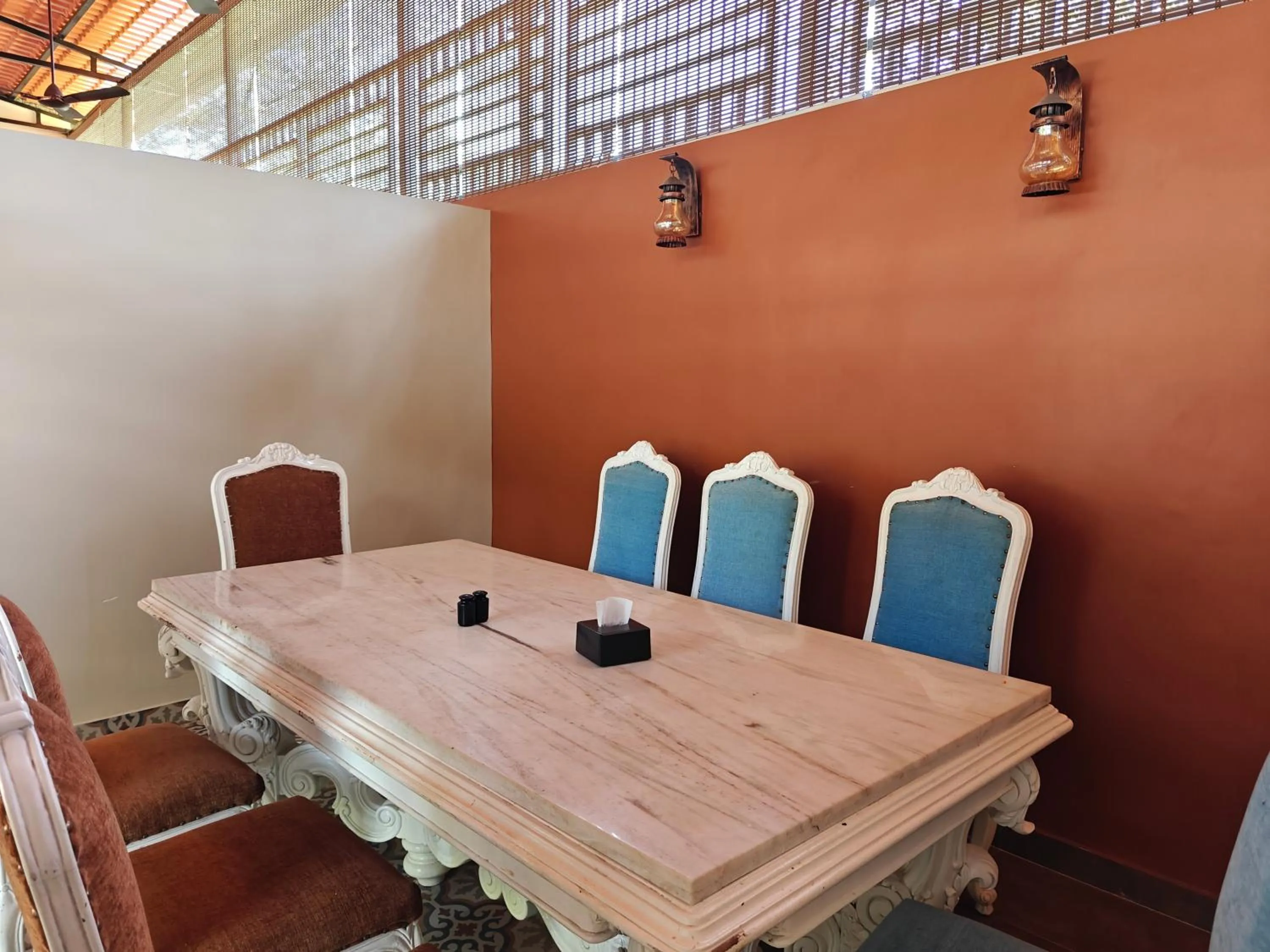 Restaurant/places to eat in Raaj Resort