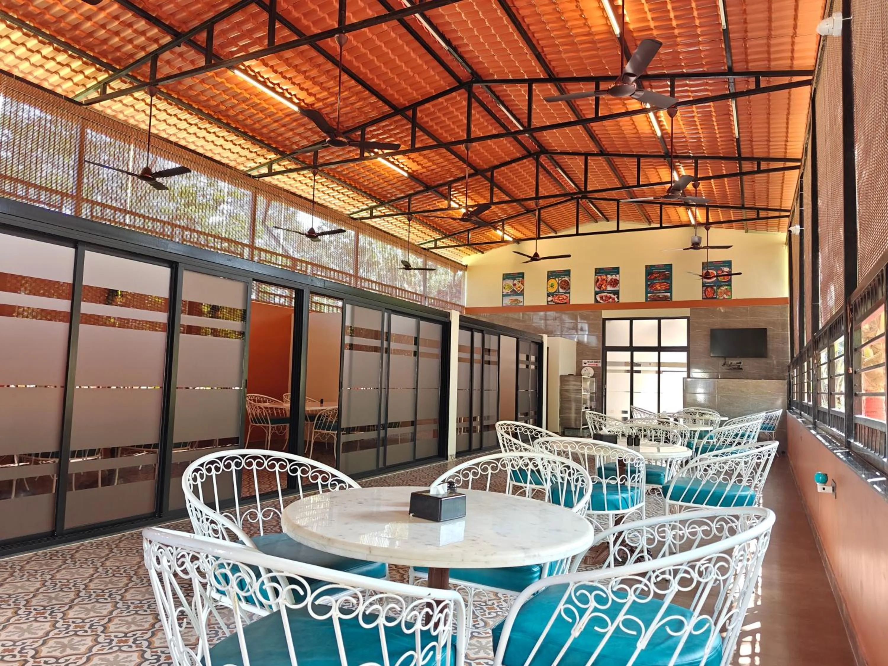 Restaurant/places to eat in Raaj Resort