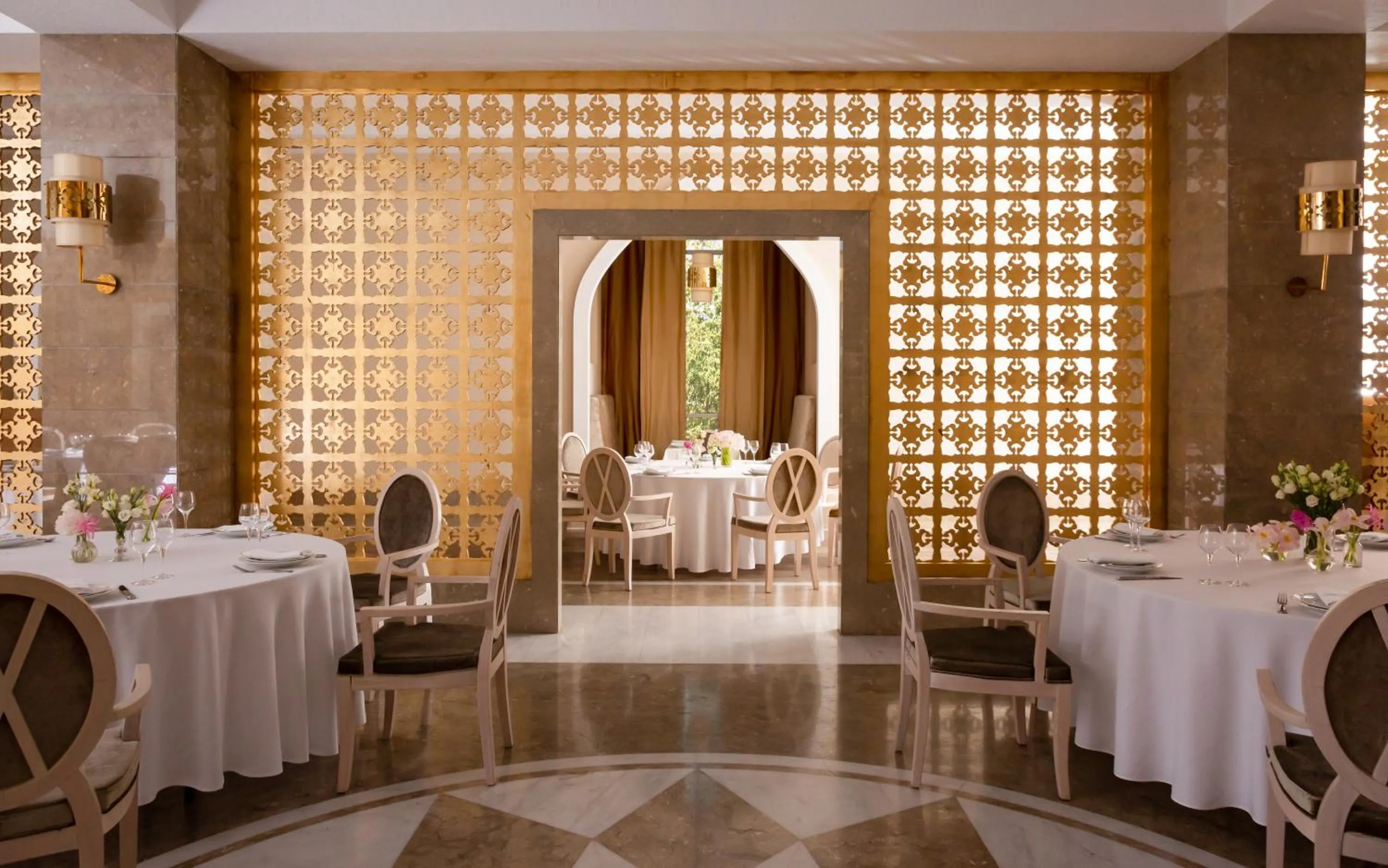Restaurant/places to eat in Badamdar Hotel and Residences
