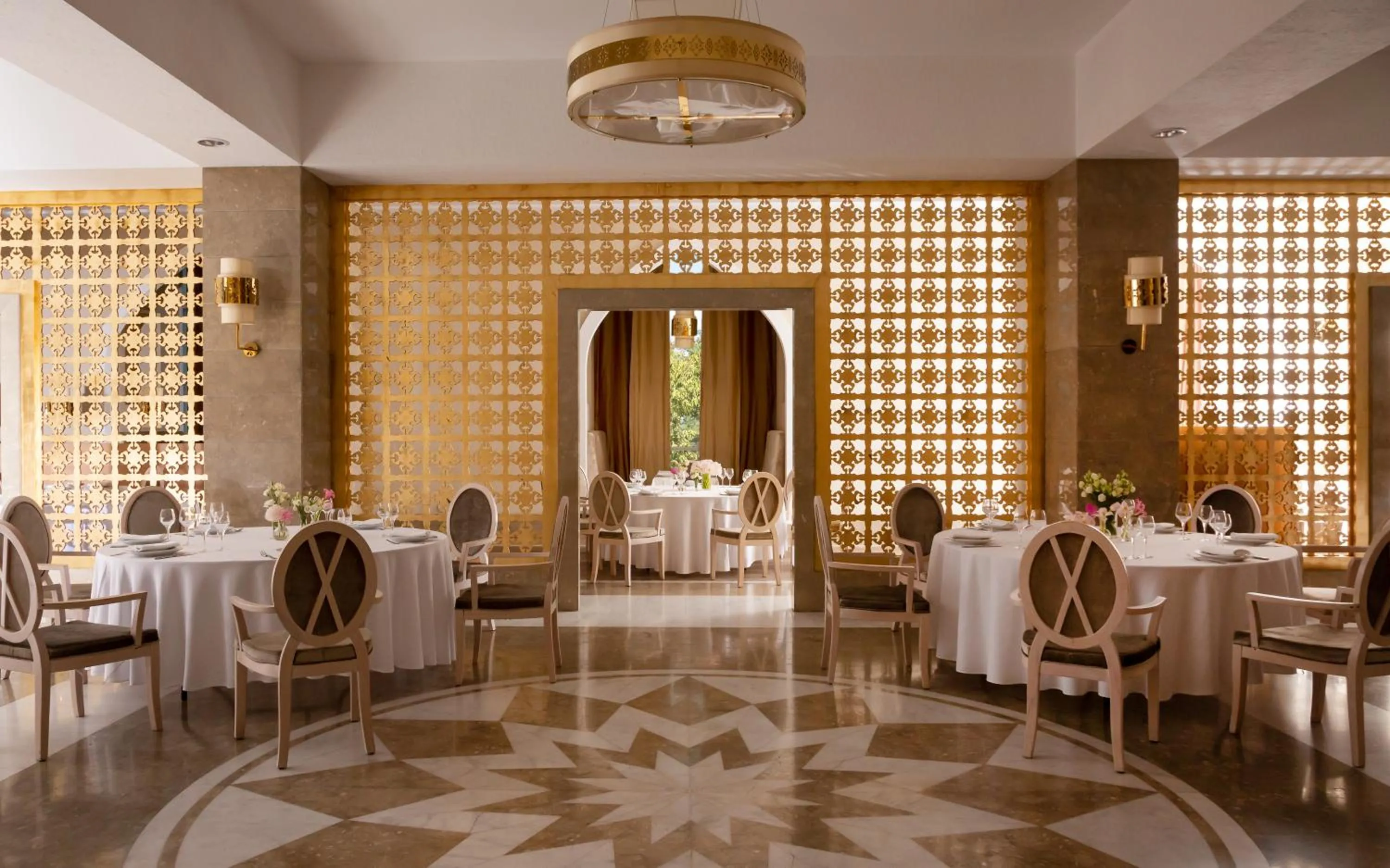 Restaurant/places to eat in Badamdar Hotel and Residences