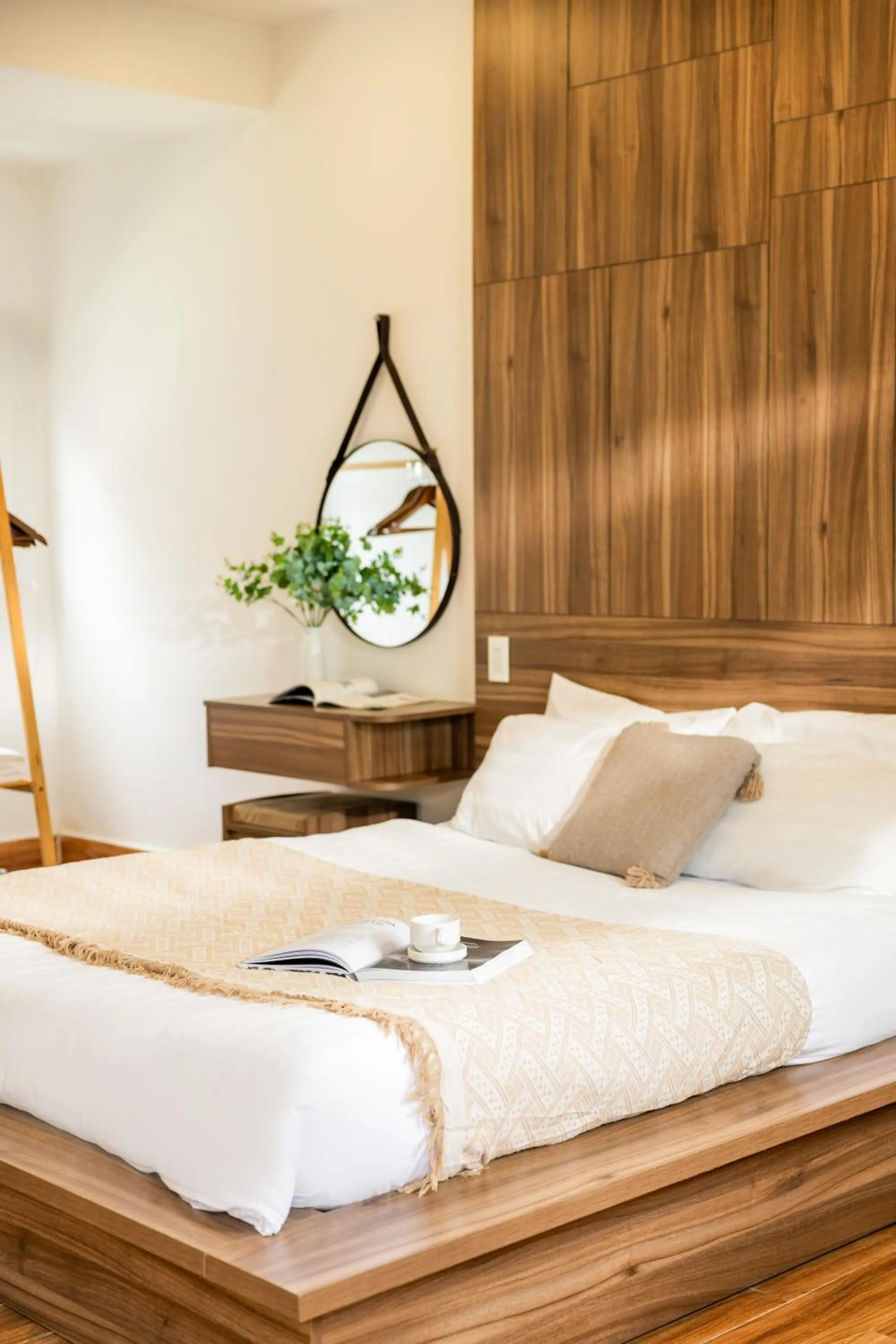 Photo of the whole room, Bed in The Morris Central Hotel - O'TEL