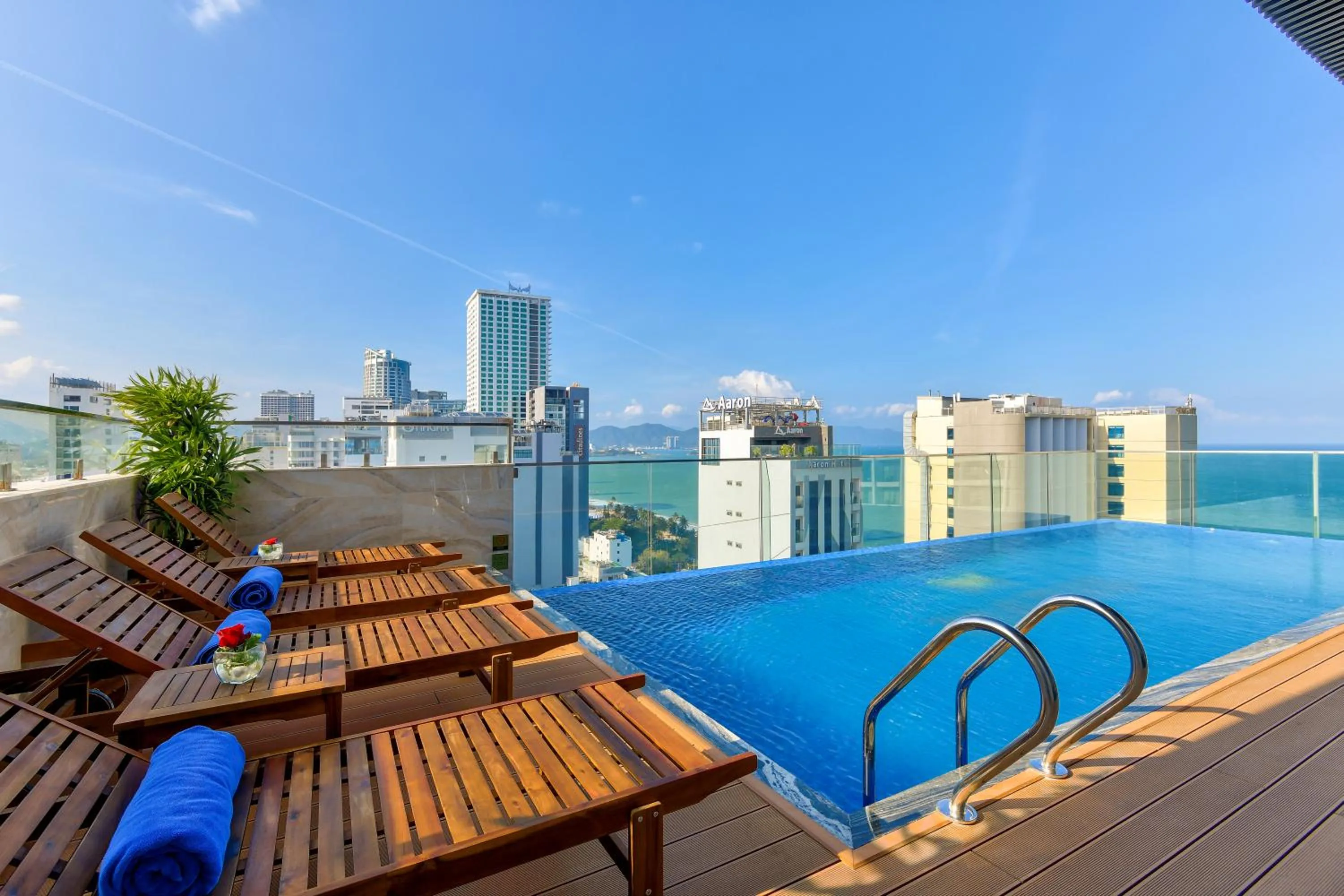 Swimming pool in Maris Hotel Nha Trang