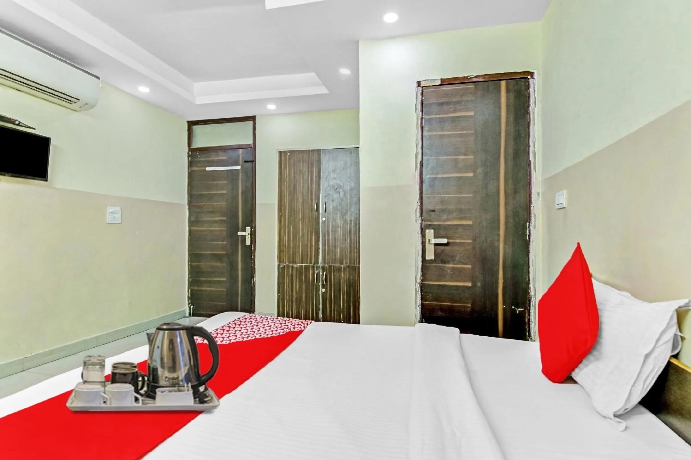 Lobby or reception, Bed in Super Hotel O Royal Green