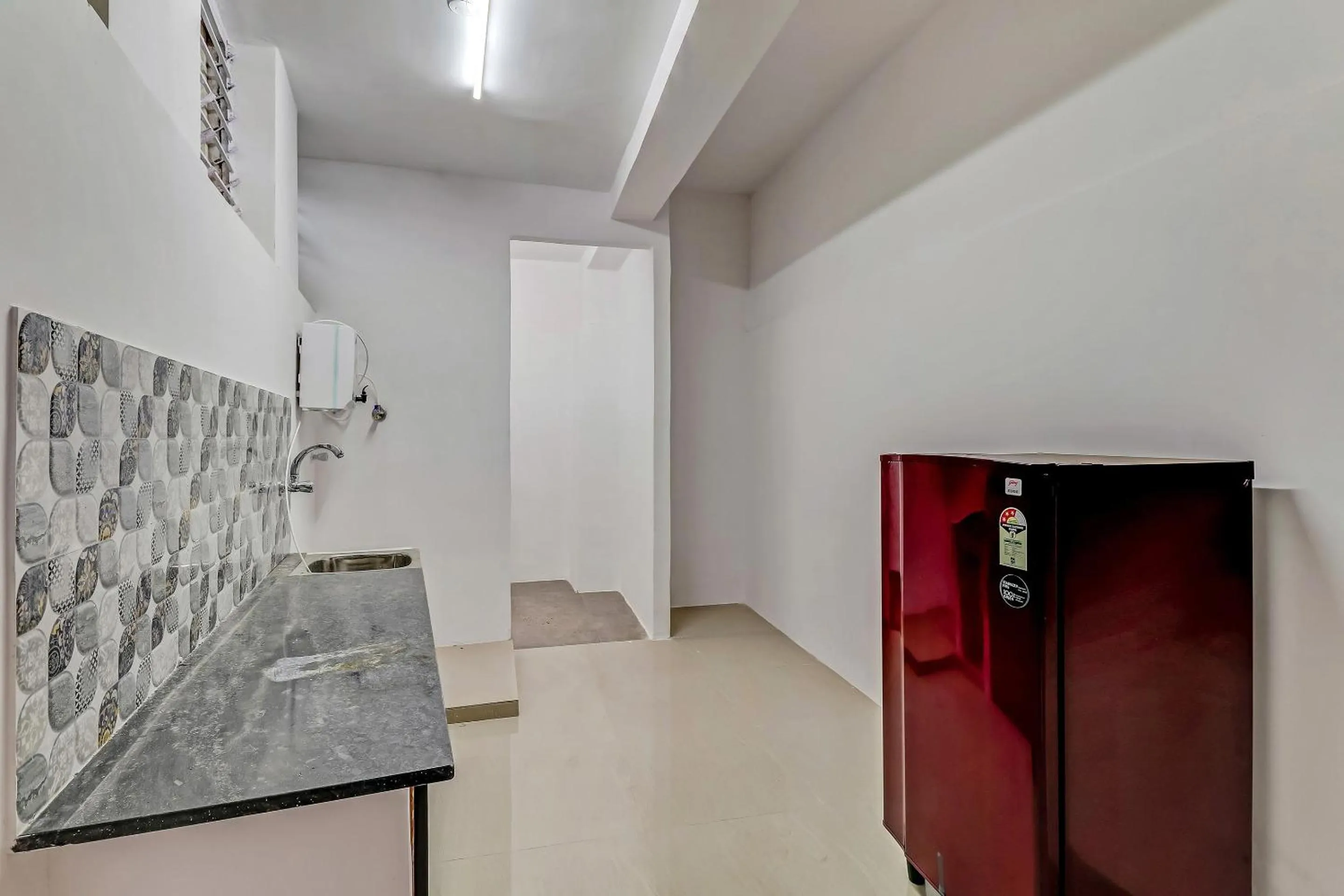 Kitchen or kitchenette in Capital O Elite Stay Jp Nagar Near SRI SATHYA GANAPATHI SHIRDI SAIBABA Temple