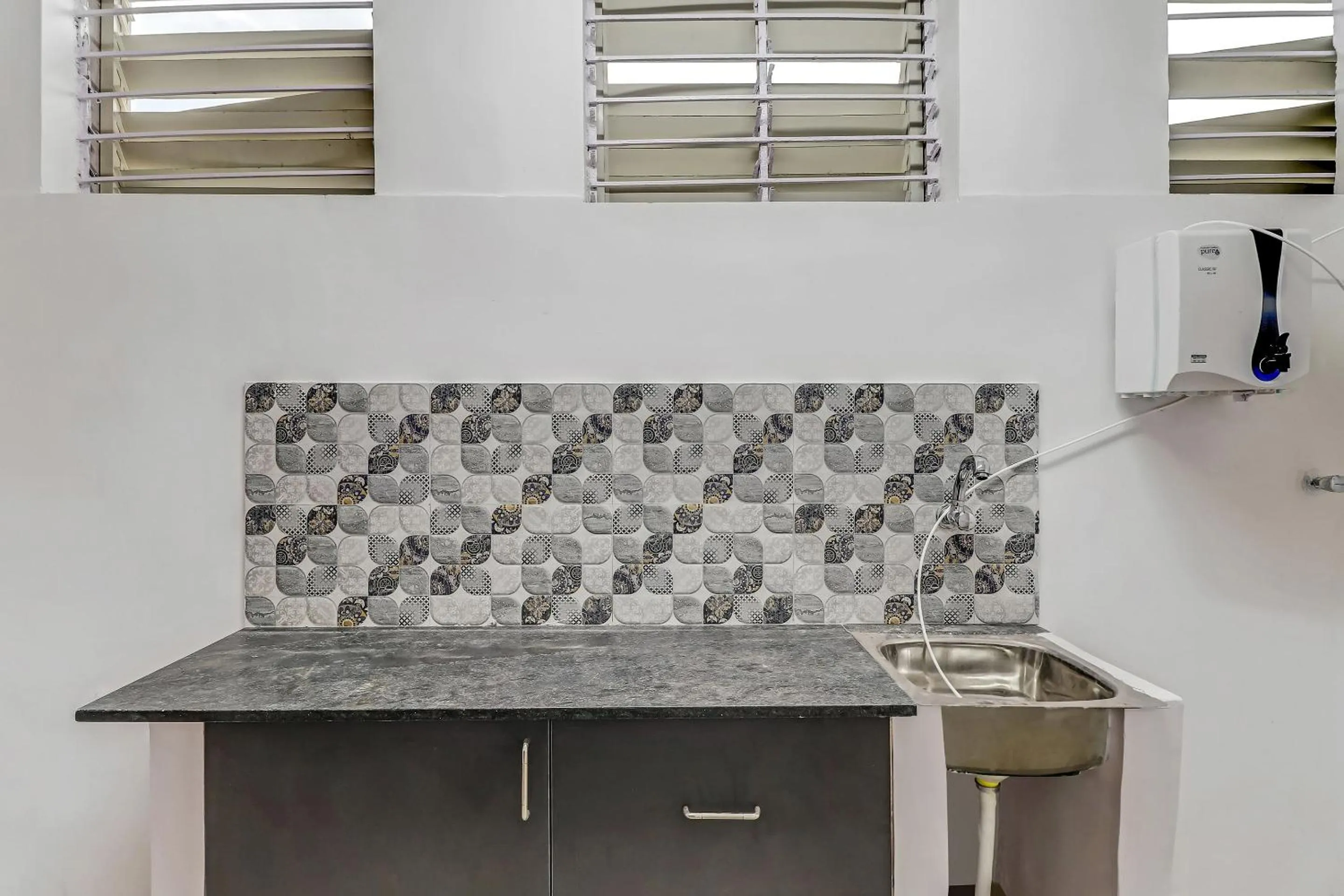 Kitchen or kitchenette in Capital O Elite Stay Jp Nagar Near SRI SATHYA GANAPATHI SHIRDI SAIBABA Temple