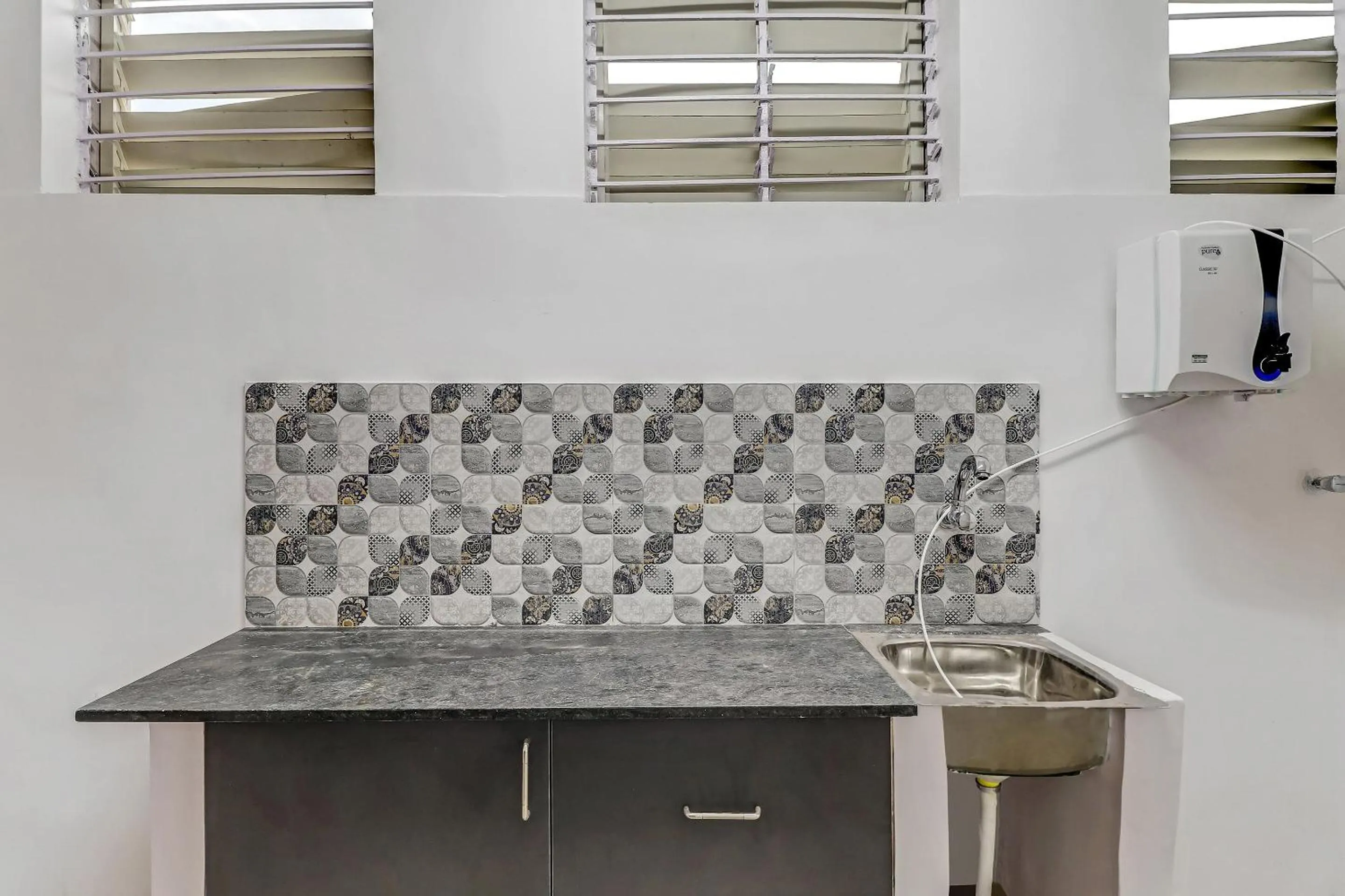 Kitchen or kitchenette in Capital O Elite Stay Jp Nagar Near SRI SATHYA GANAPATHI SHIRDI SAIBABA Temple