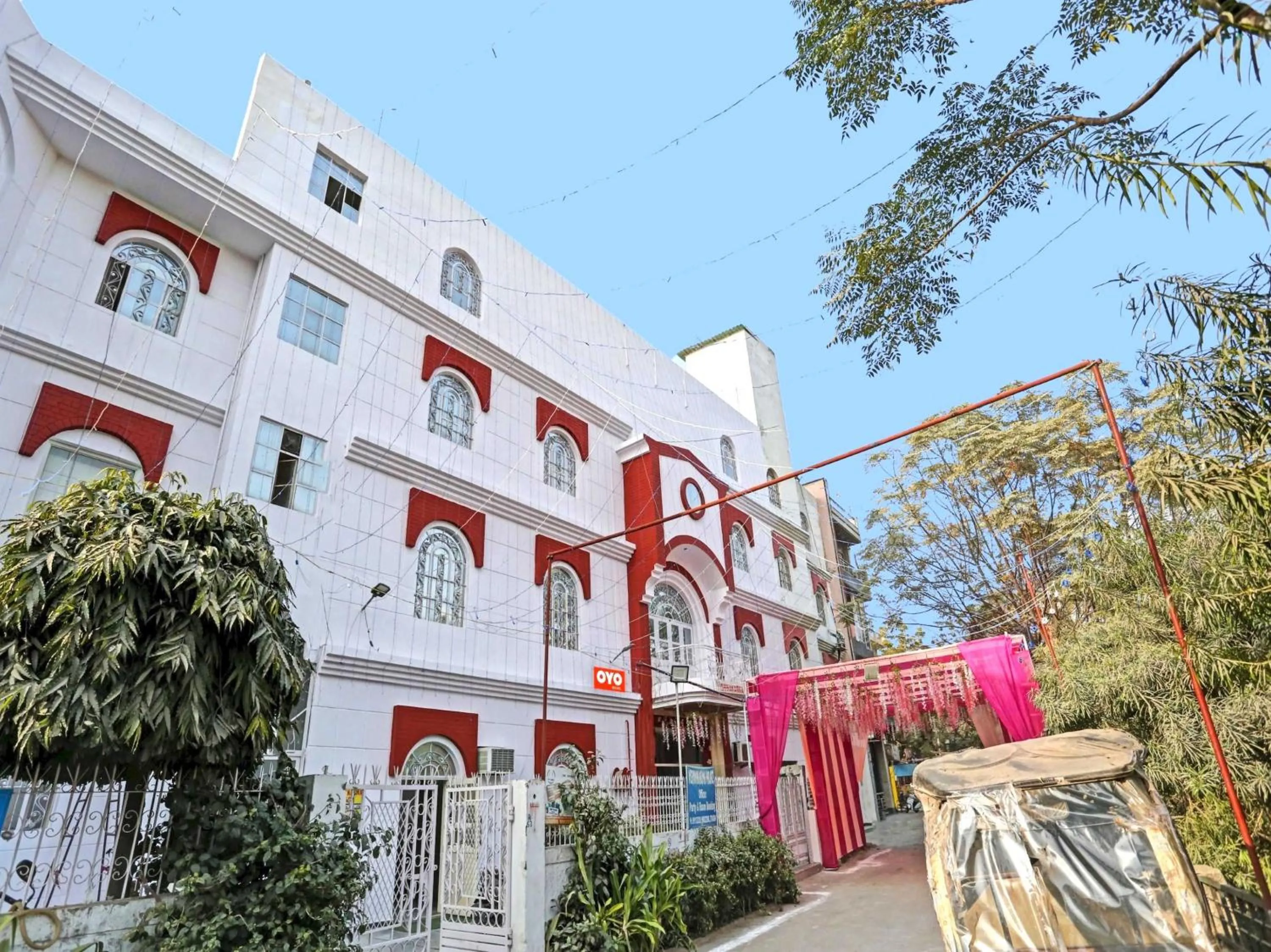 Facade/entrance in Hotel O Raas Near Hira Sweet