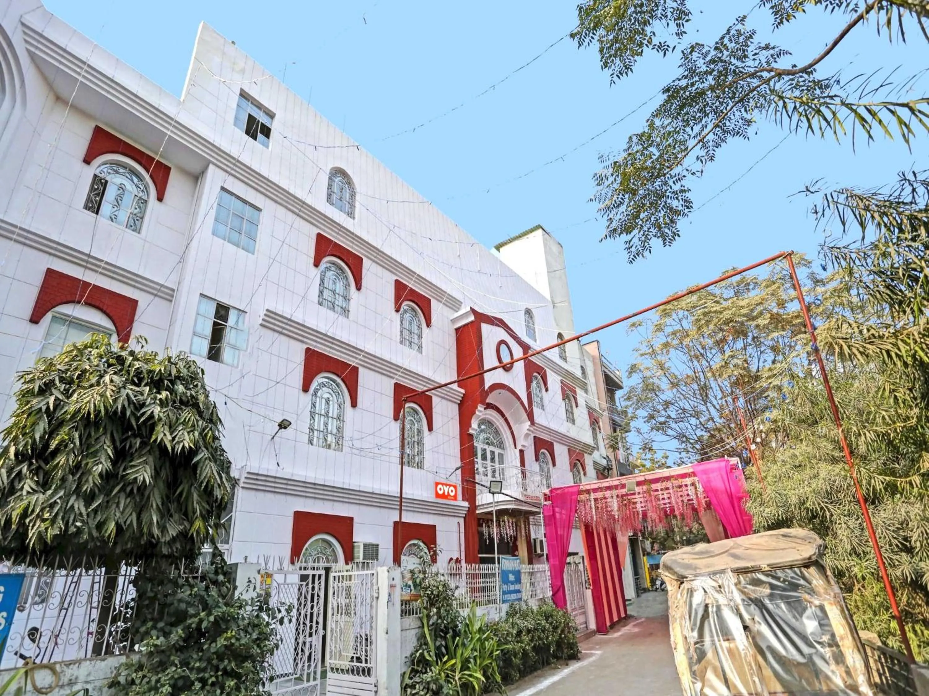 Facade/entrance in Hotel O Raas Near Hira Sweet