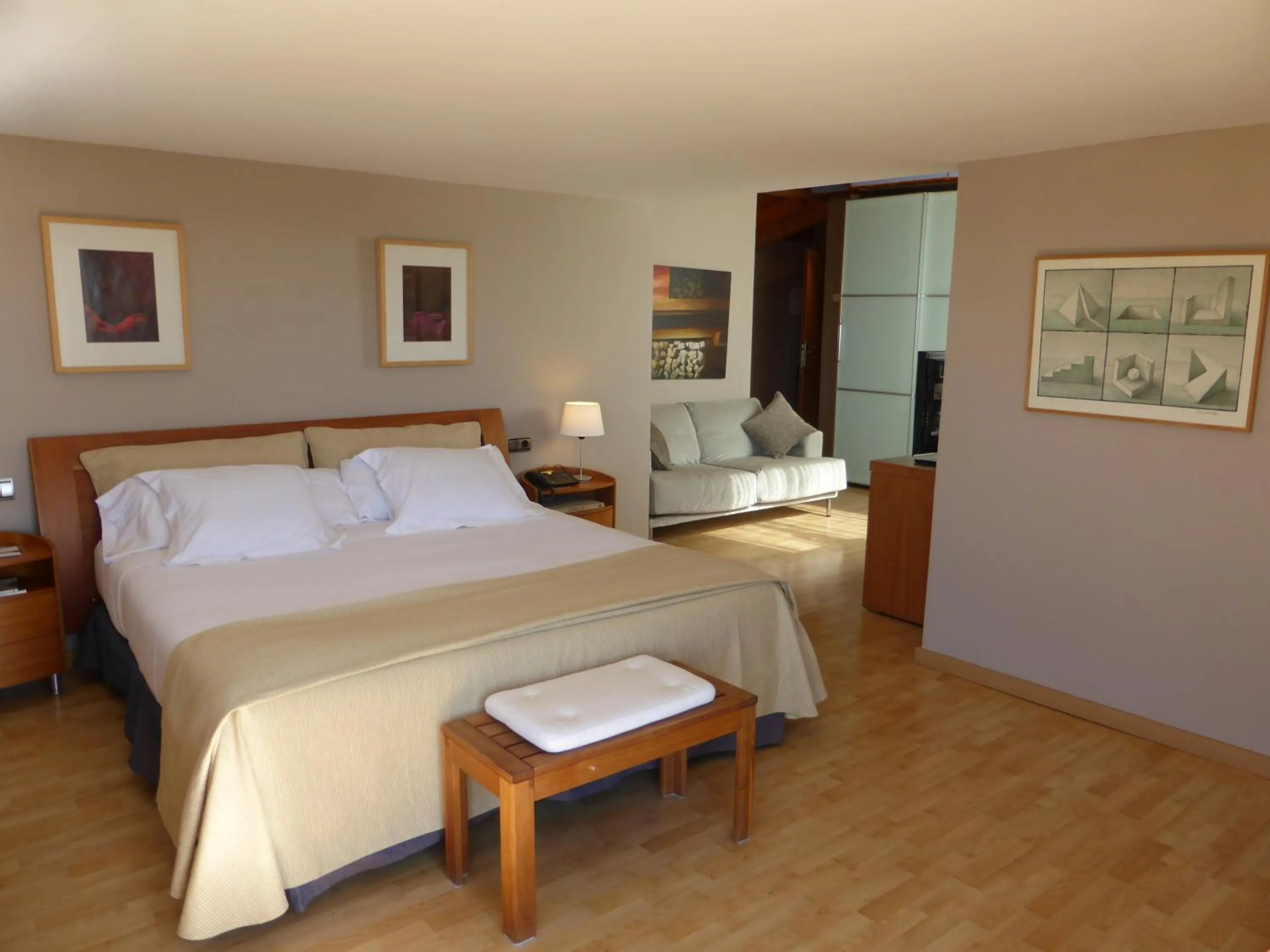 Photo of the whole room, Bed in Estela Barcelona