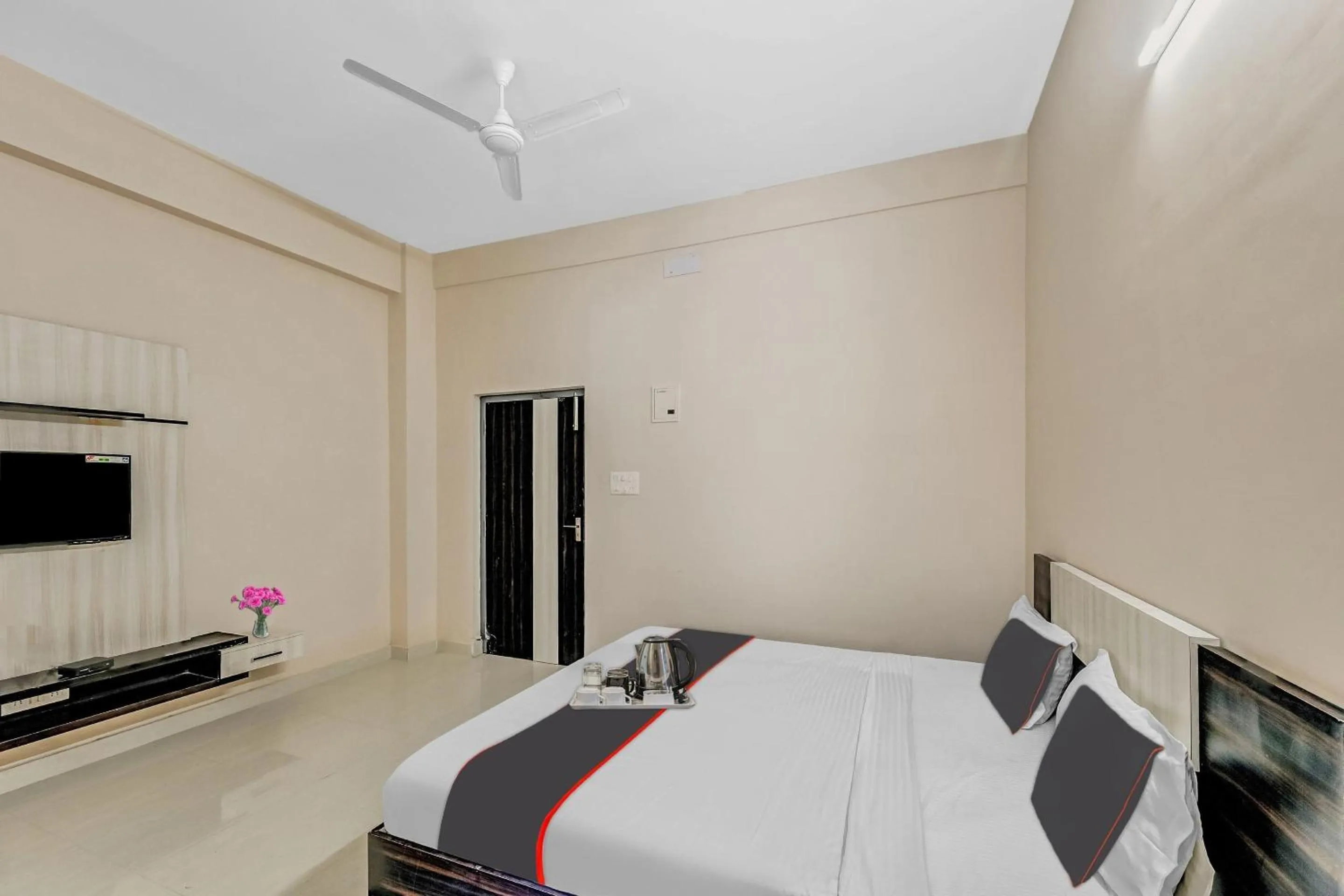 Bedroom in Capital O Sri Krishna Palace Near Sum Hospital