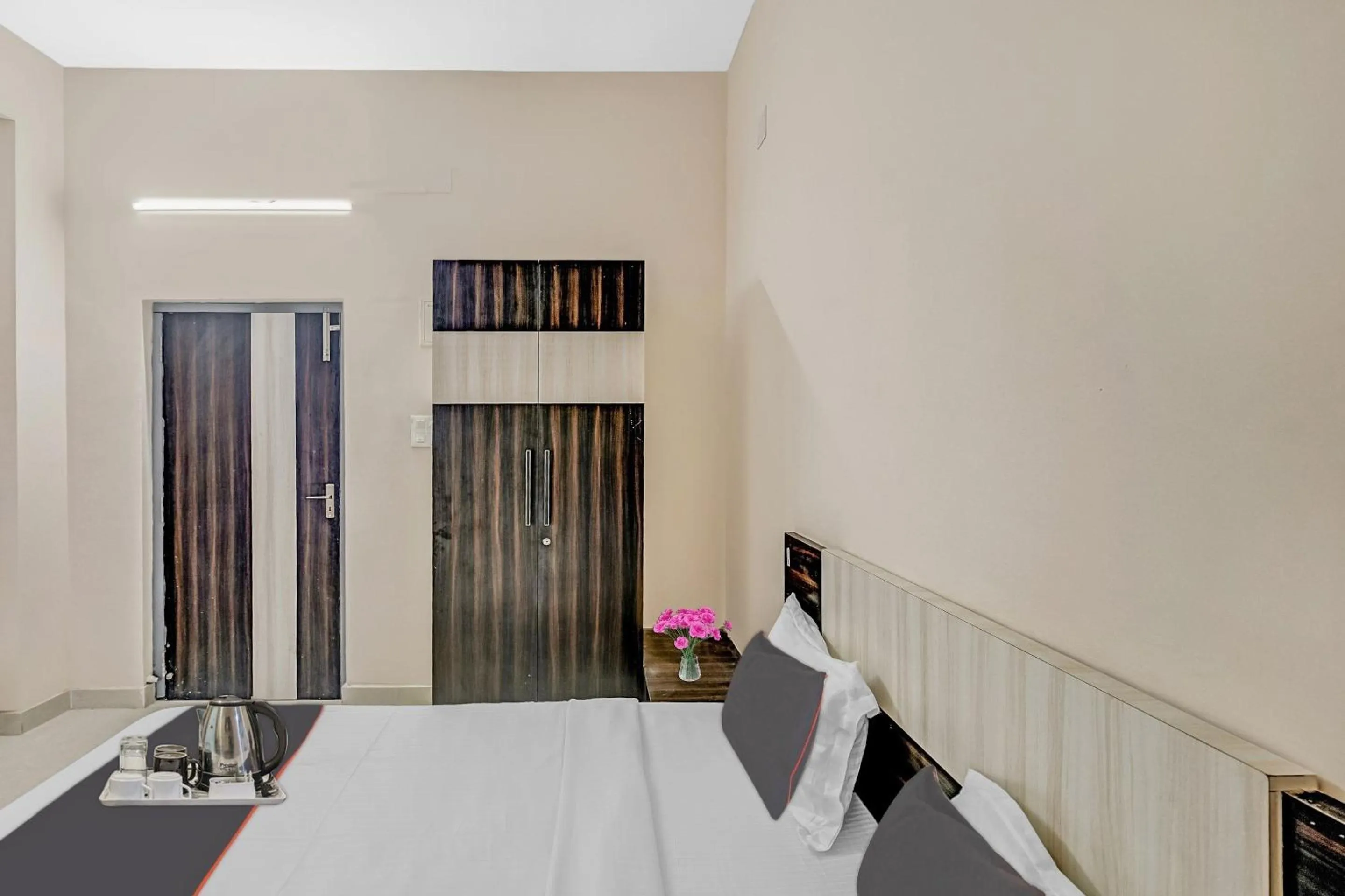 Bedroom in Capital O Sri Krishna Palace Near Sum Hospital