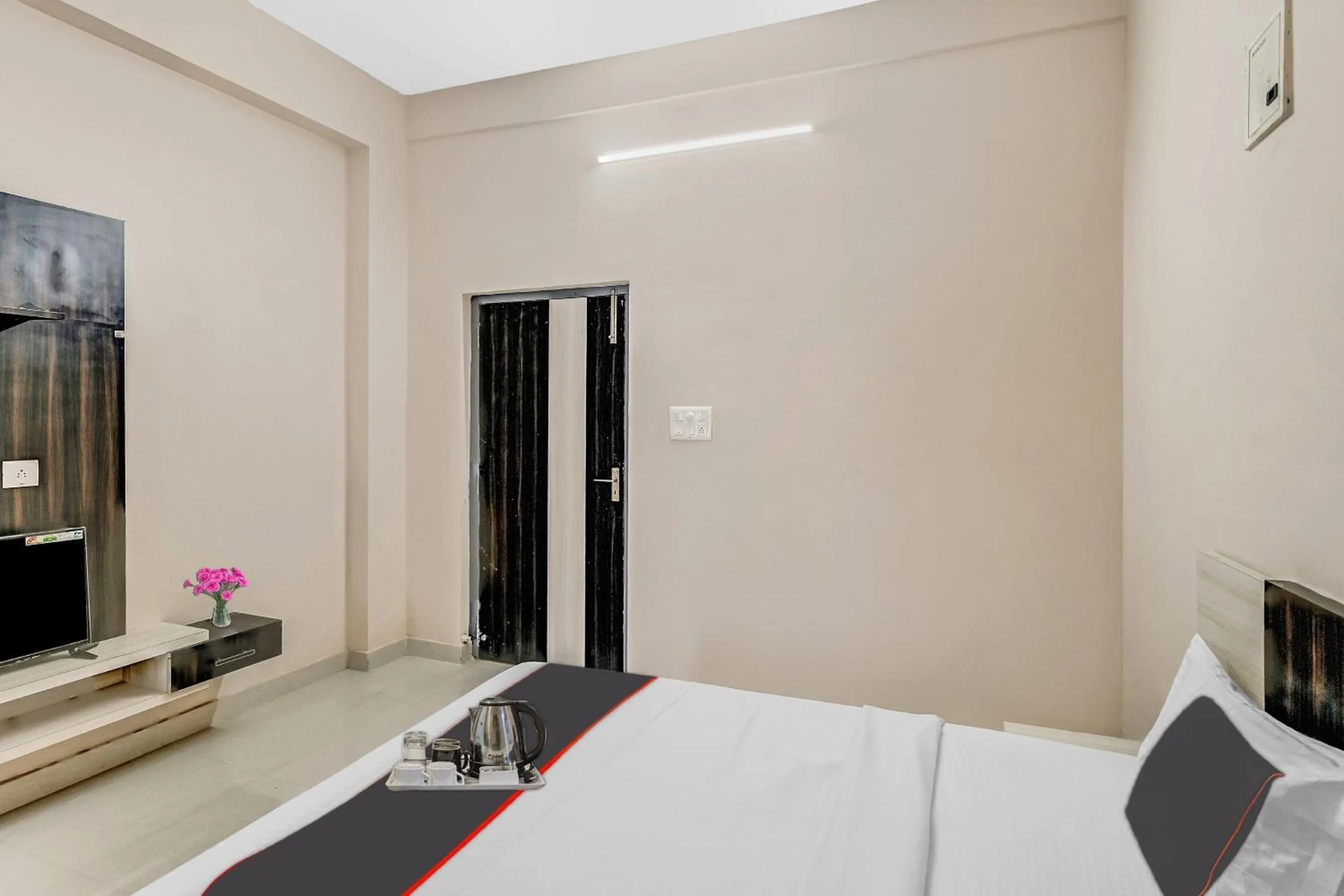 Bedroom in Capital O Sri Krishna Palace Near Sum Hospital