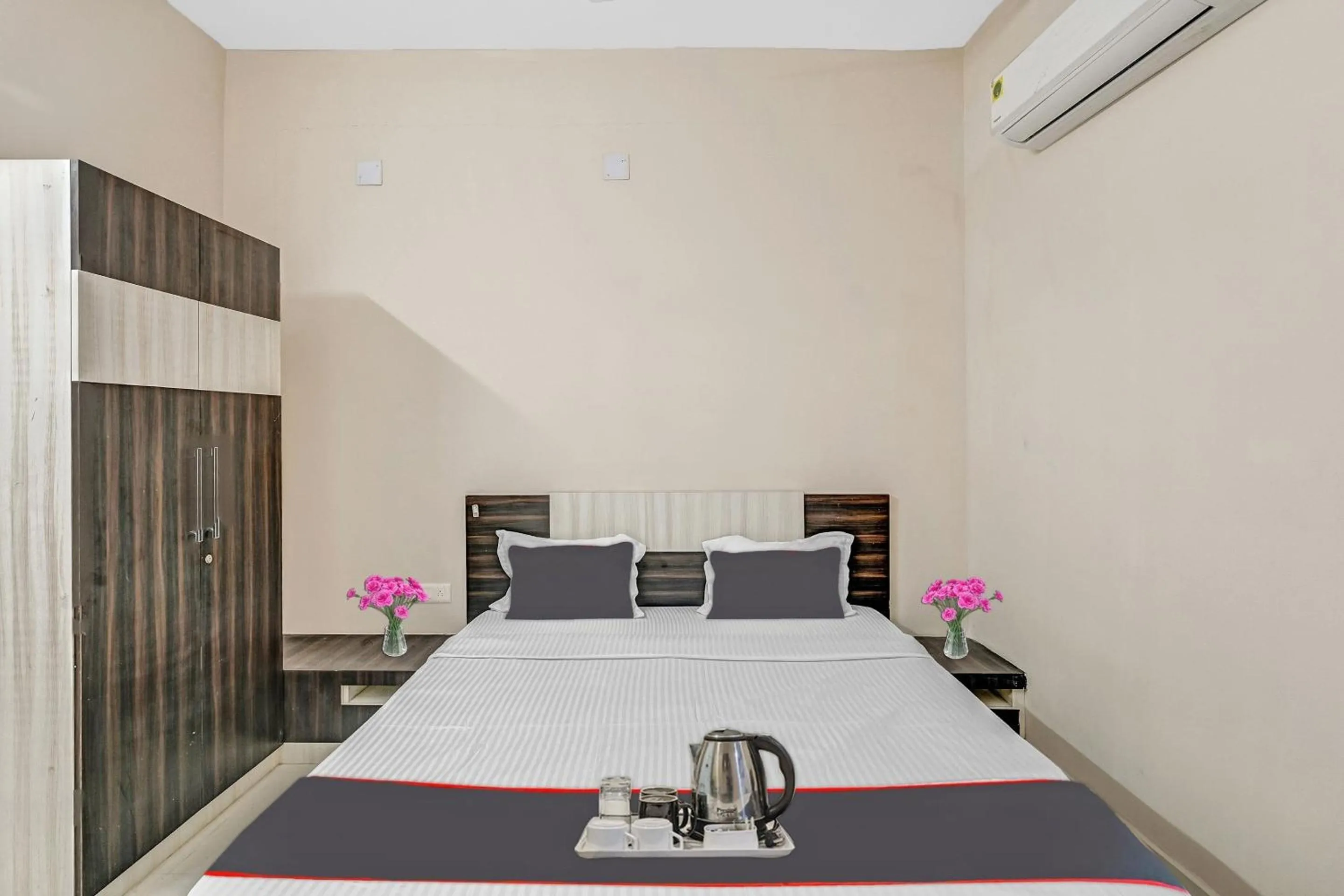Bedroom in Capital O Sri Krishna Palace Near Sum Hospital