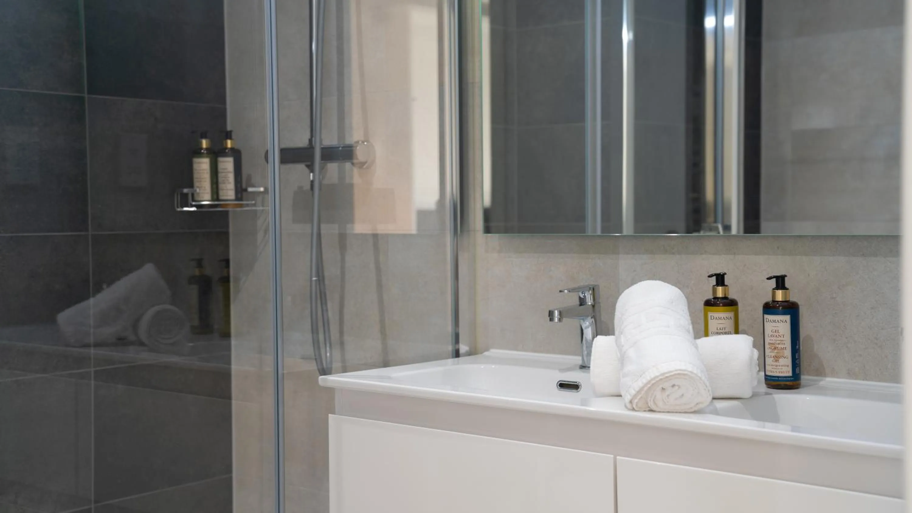 Bathroom in E1 Suites & Spa aparthotel style - Gym & Spa