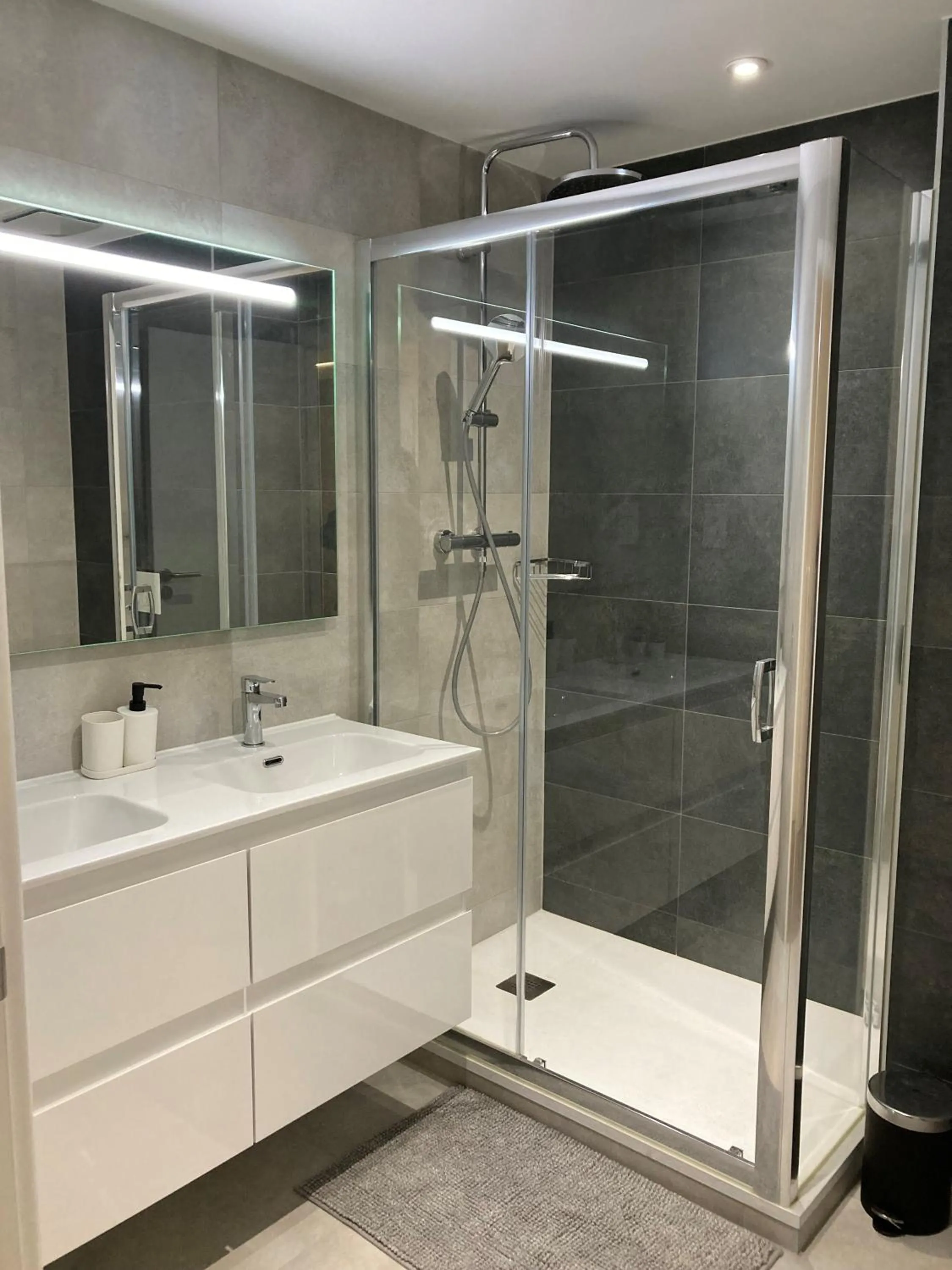 Bathroom in E1 Suites & Spa aparthotel style - Gym & Spa
