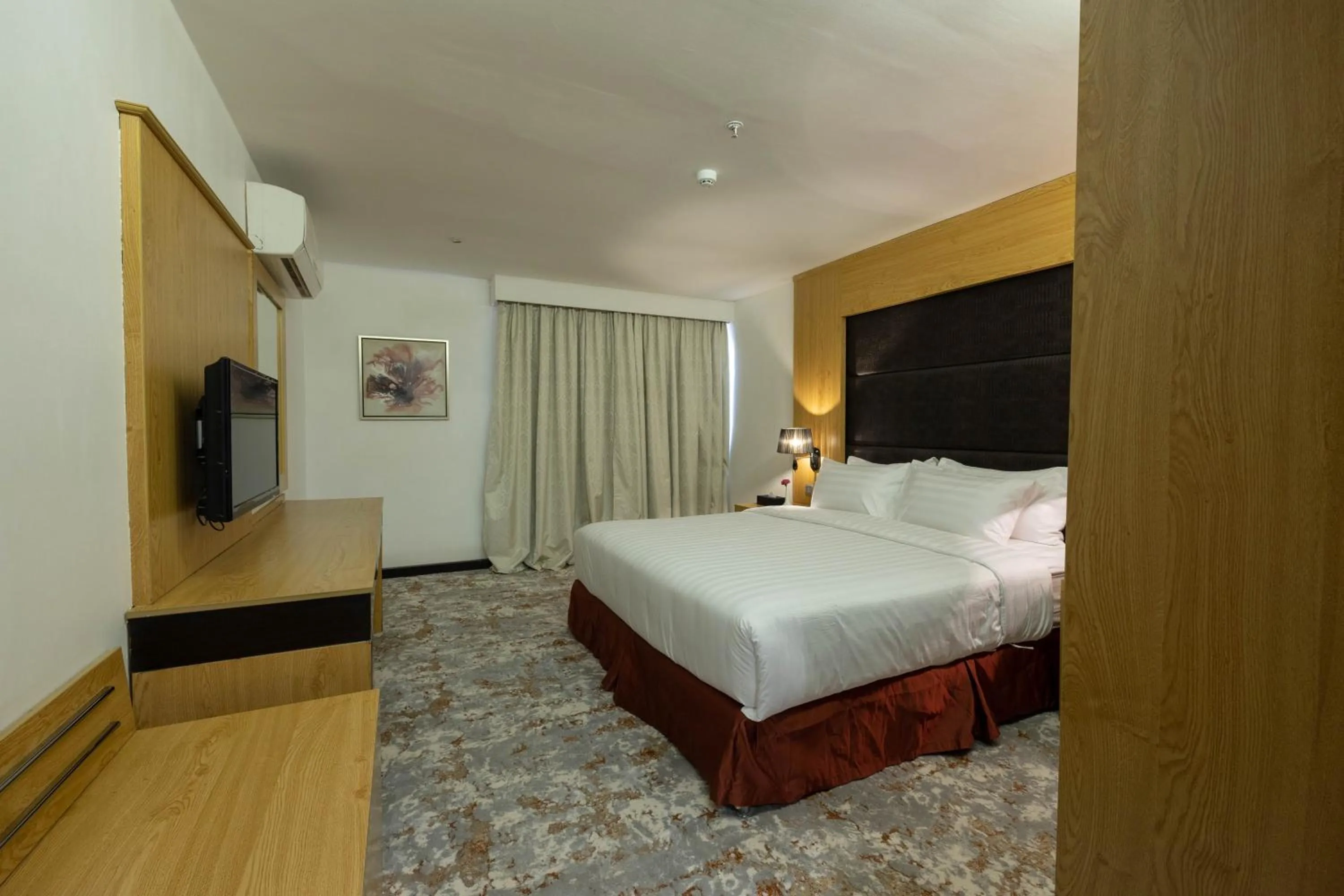 Bedroom, Bed in Mira Business Hotel