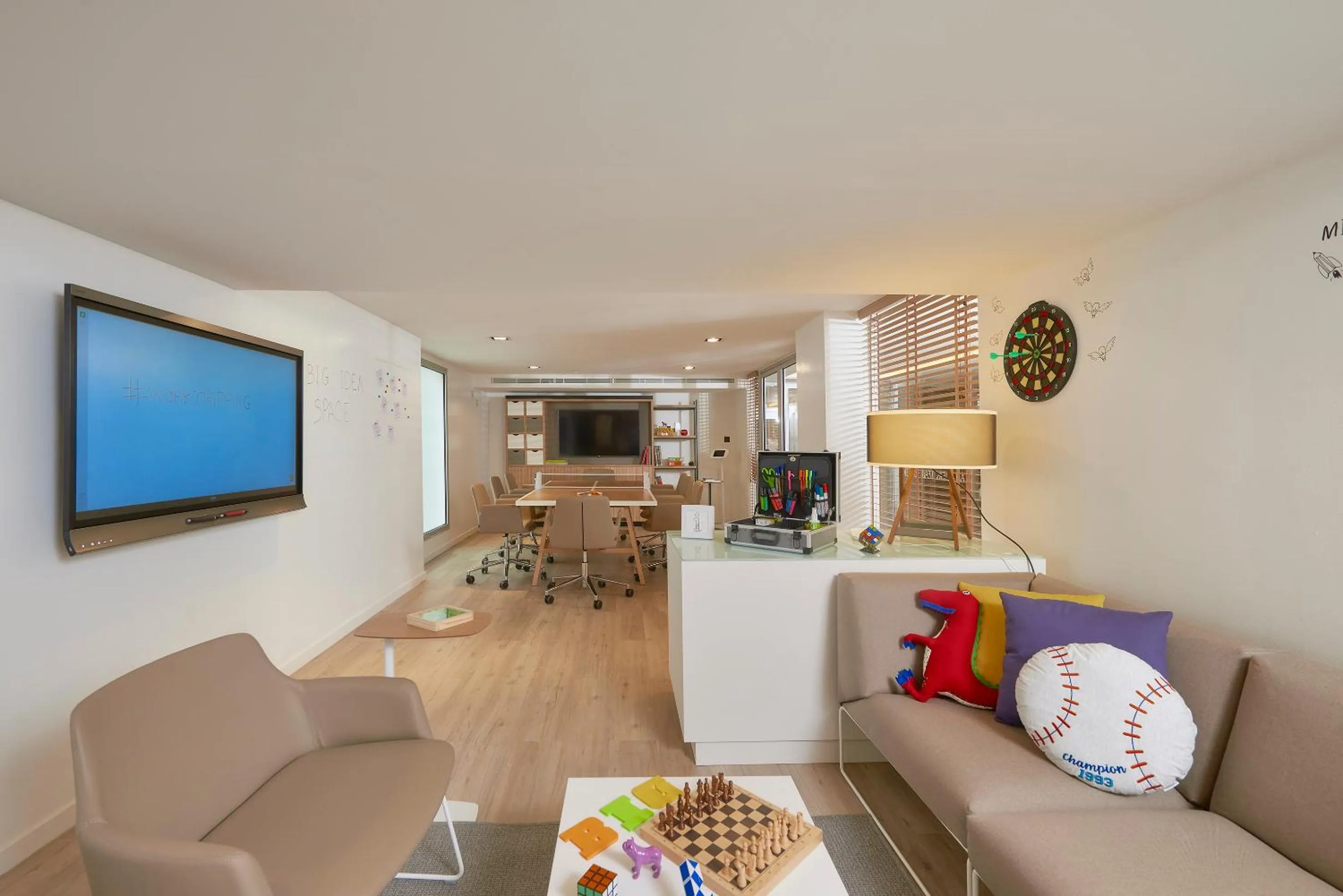 Communal lounge/ TV room in INNSiDE by Meliá Palma Bosque