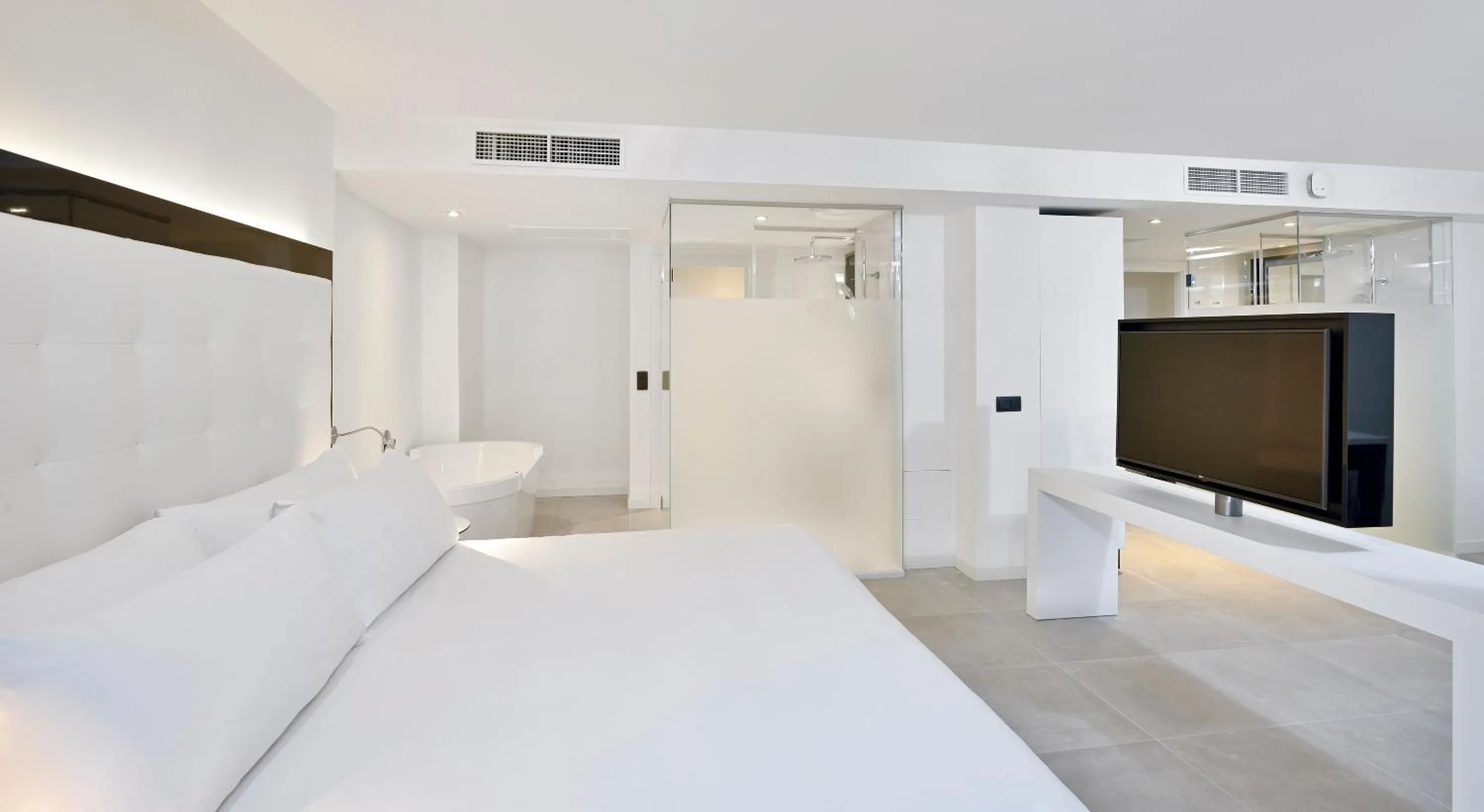 Bed in INNSiDE by Meliá Palma Bosque