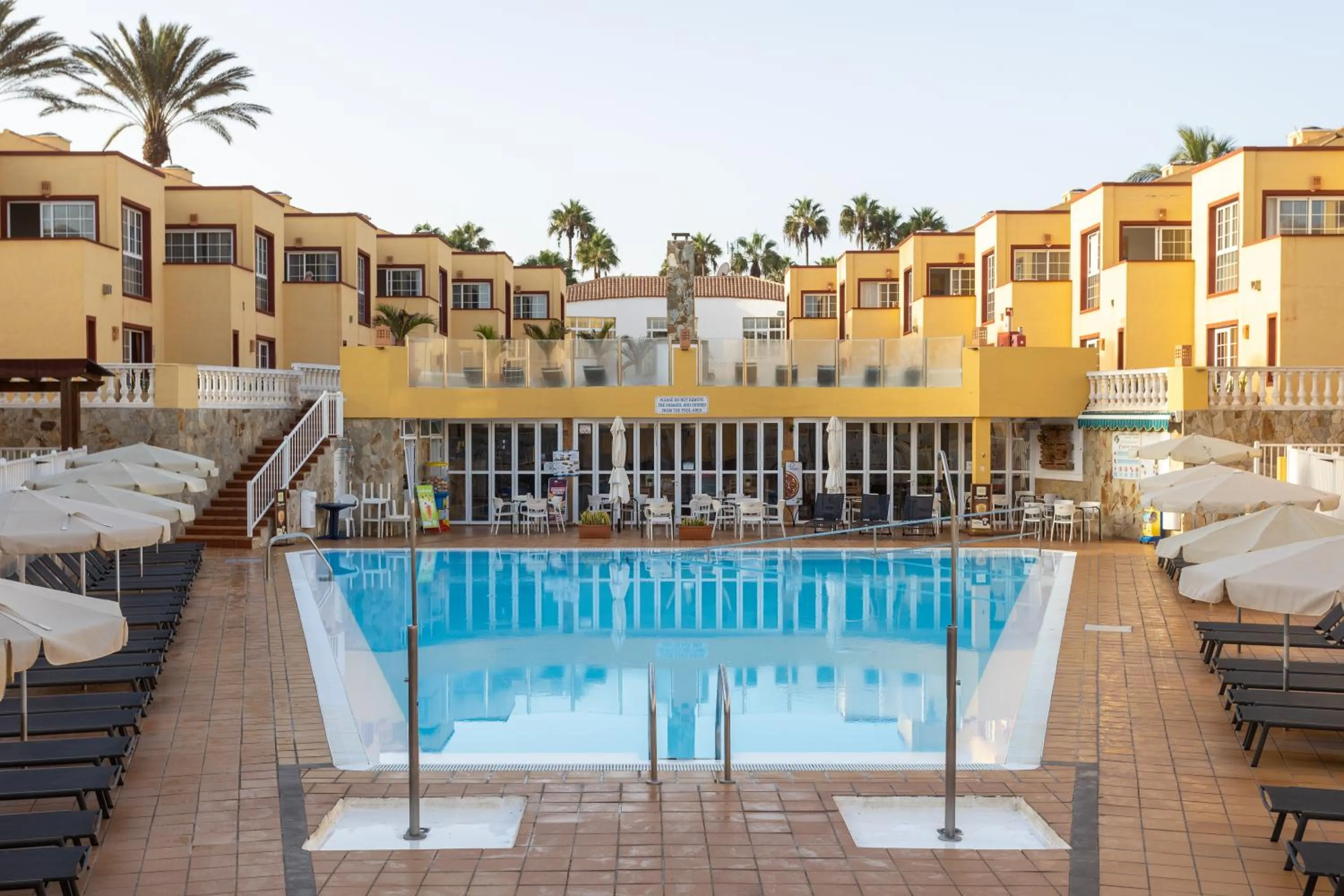 Swimming pool in Apartamentos Maxorata Beach