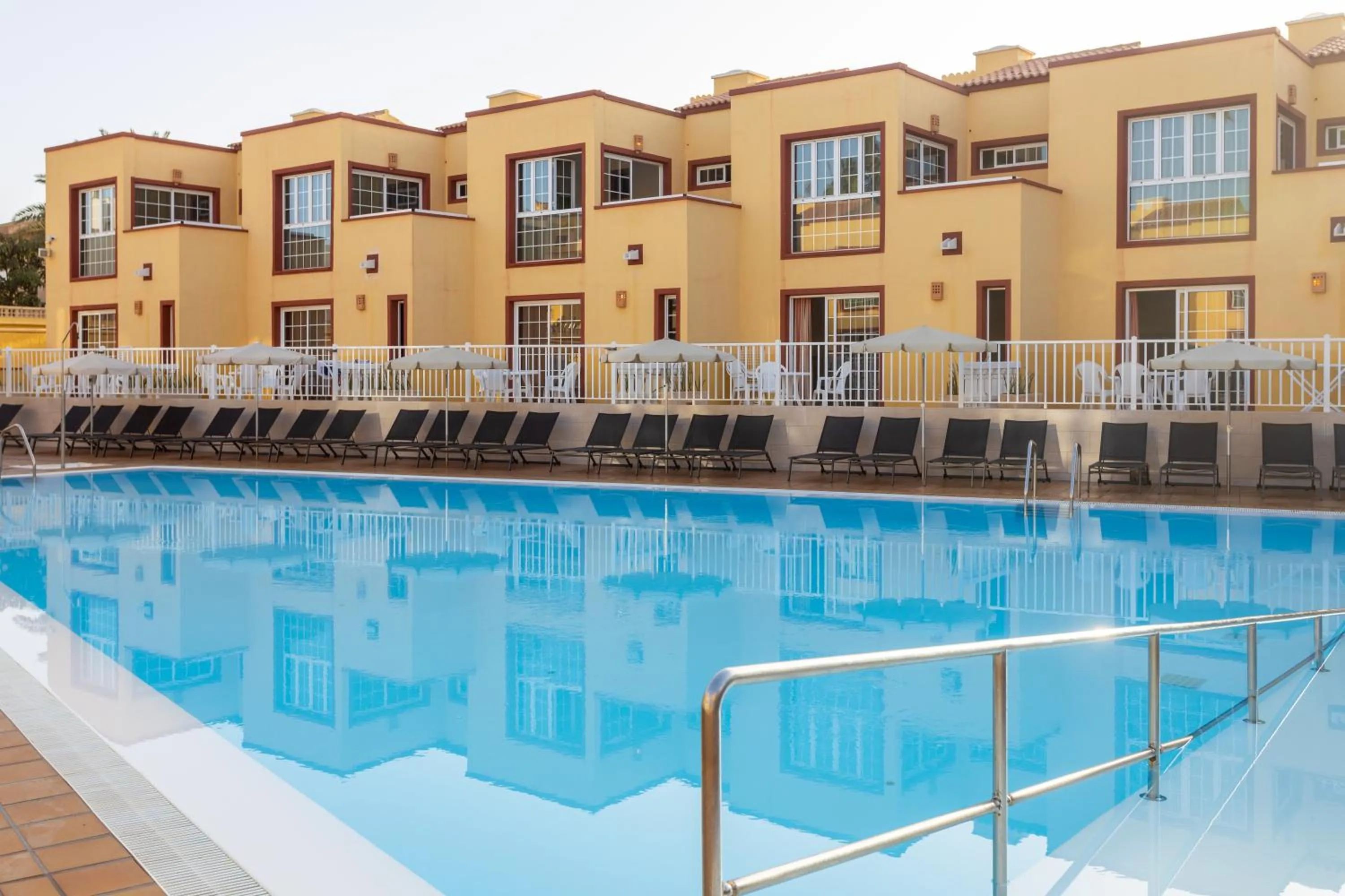 Swimming pool in Apartamentos Maxorata Beach