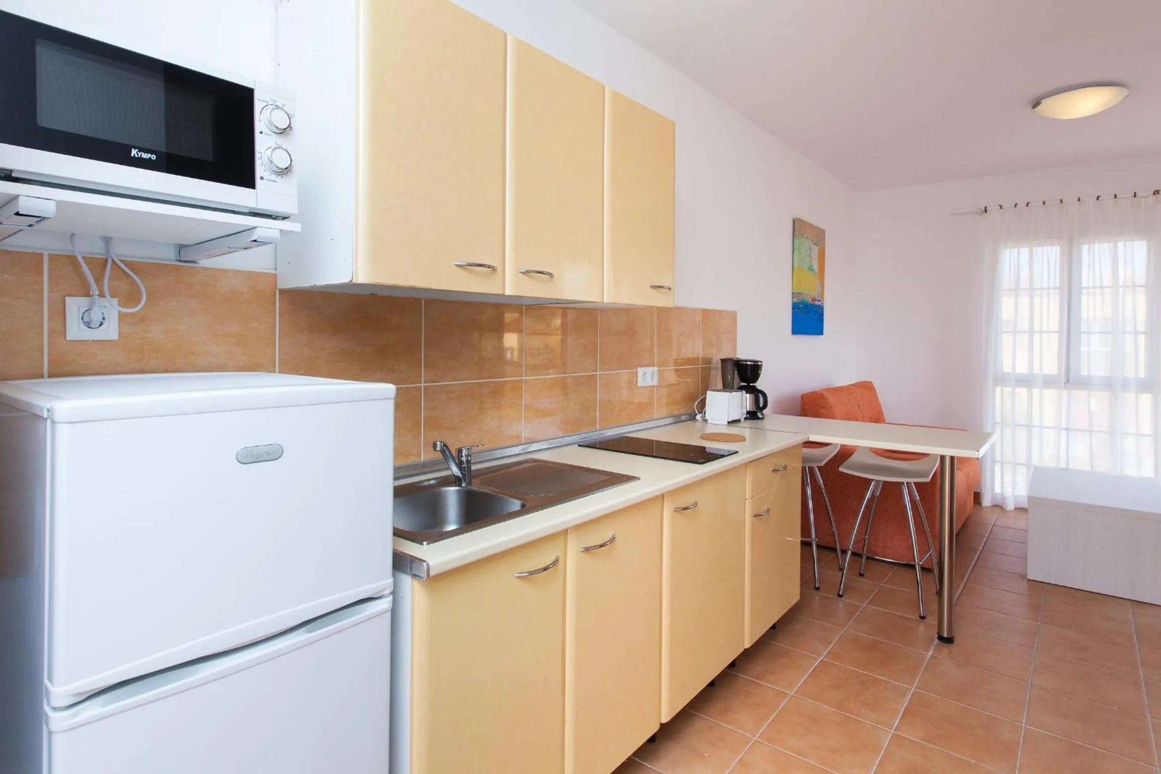 Kitchen or kitchenette in Apartamentos Maxorata Beach