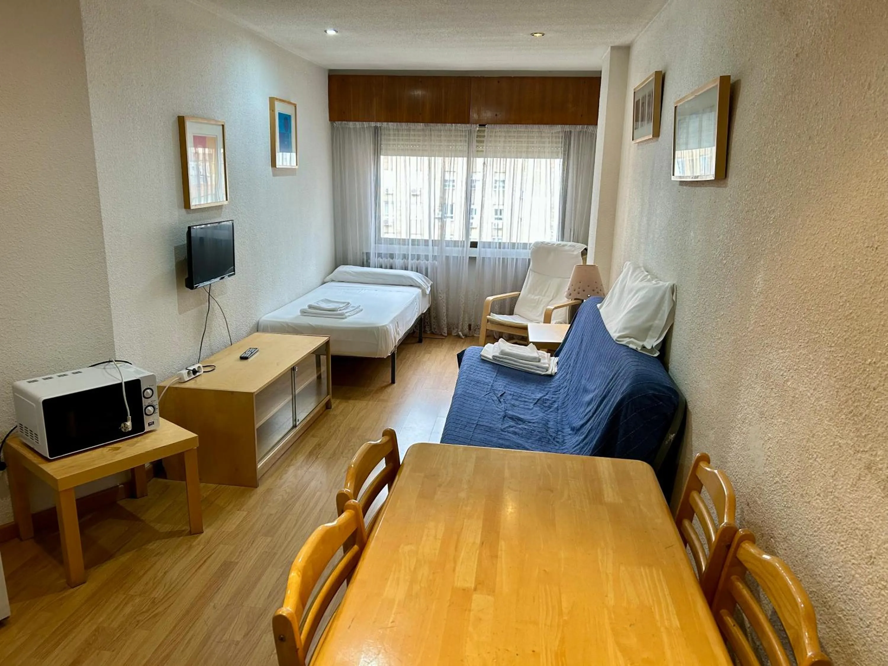 Living room, Bed in Apartamentos Goya 75