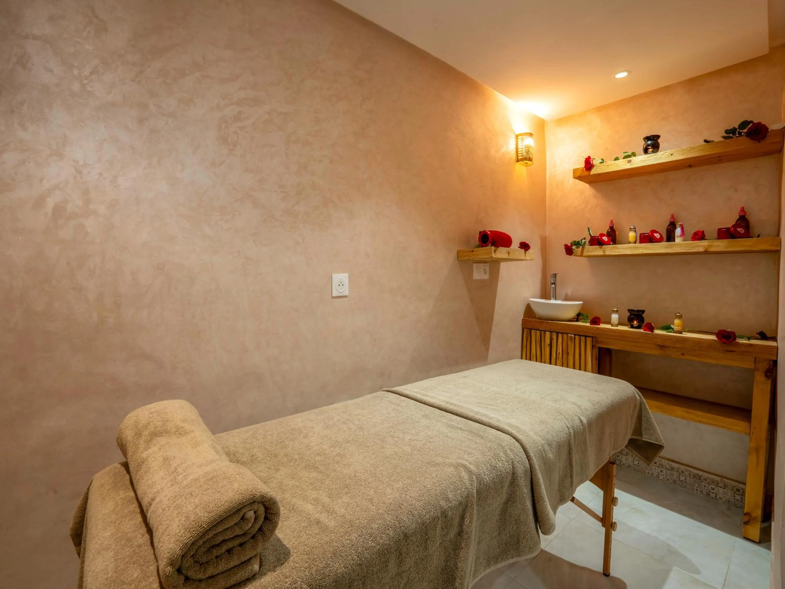 Massage in MAISON SOLANEOS