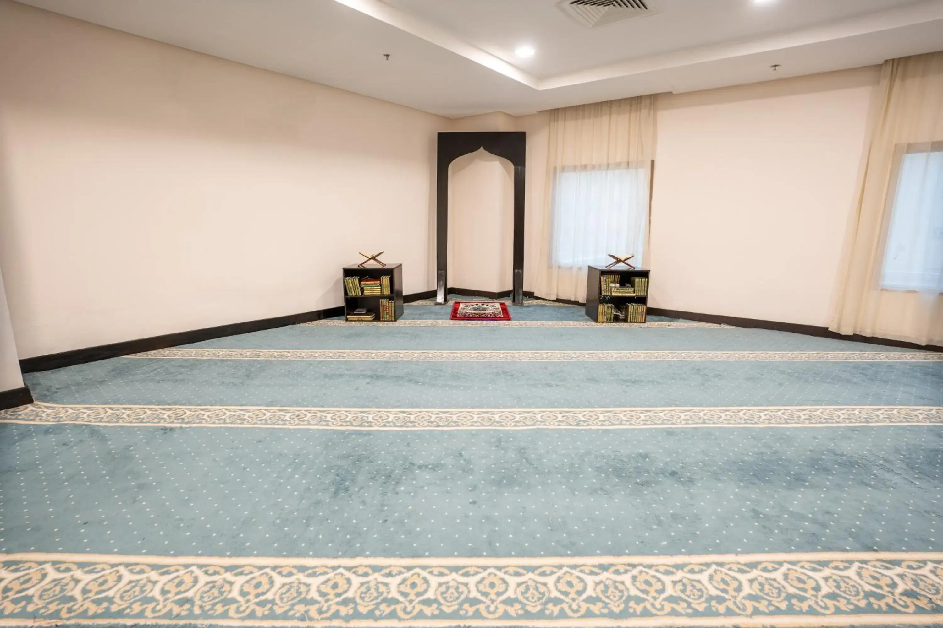 Deluxe Triple Room with Three Single Beds in Al Hidayah Towers Hotel Deluxe Triple Room with Three Single Beds in Al Hidayah Towers Hotel
