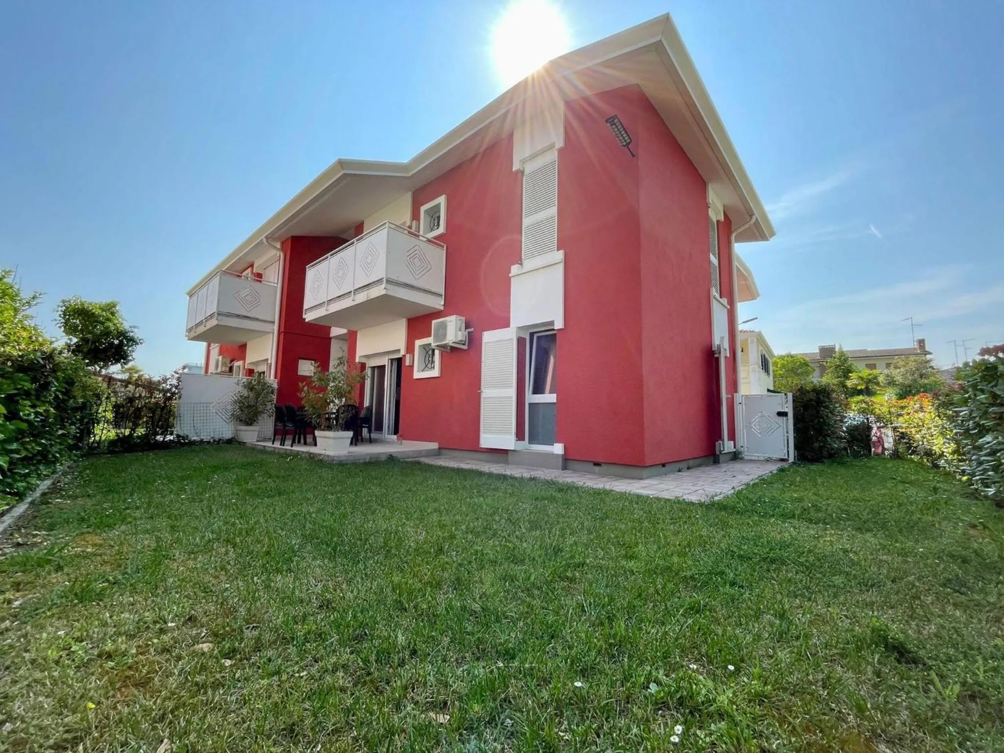 Flat with private garden by the sea