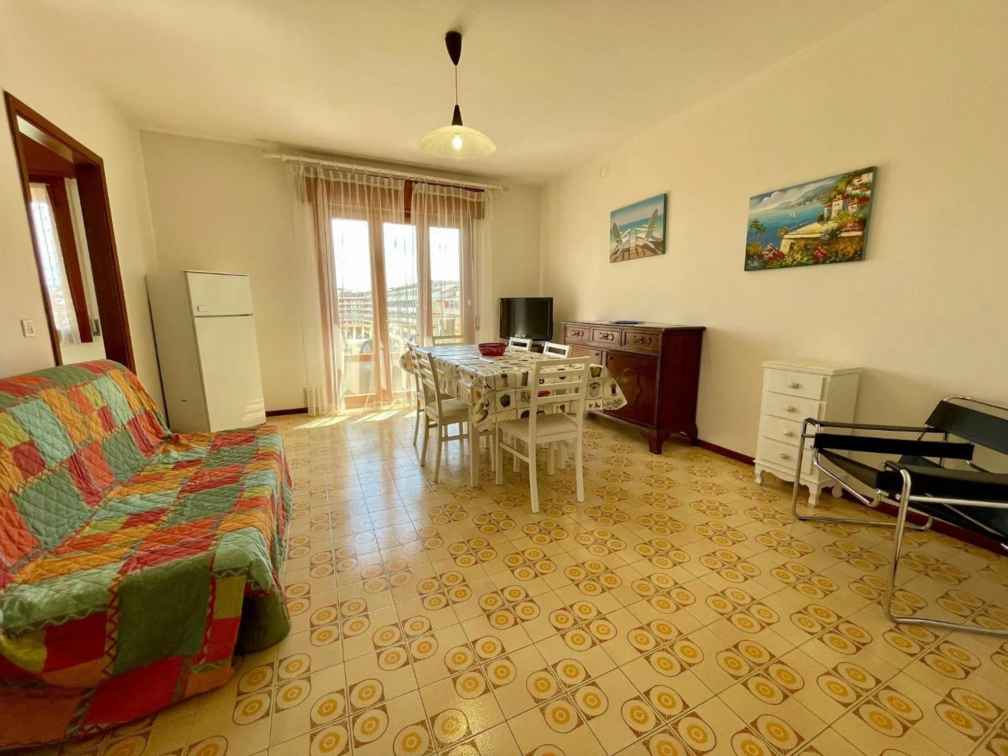 Living room in Spacious apartment near the beach