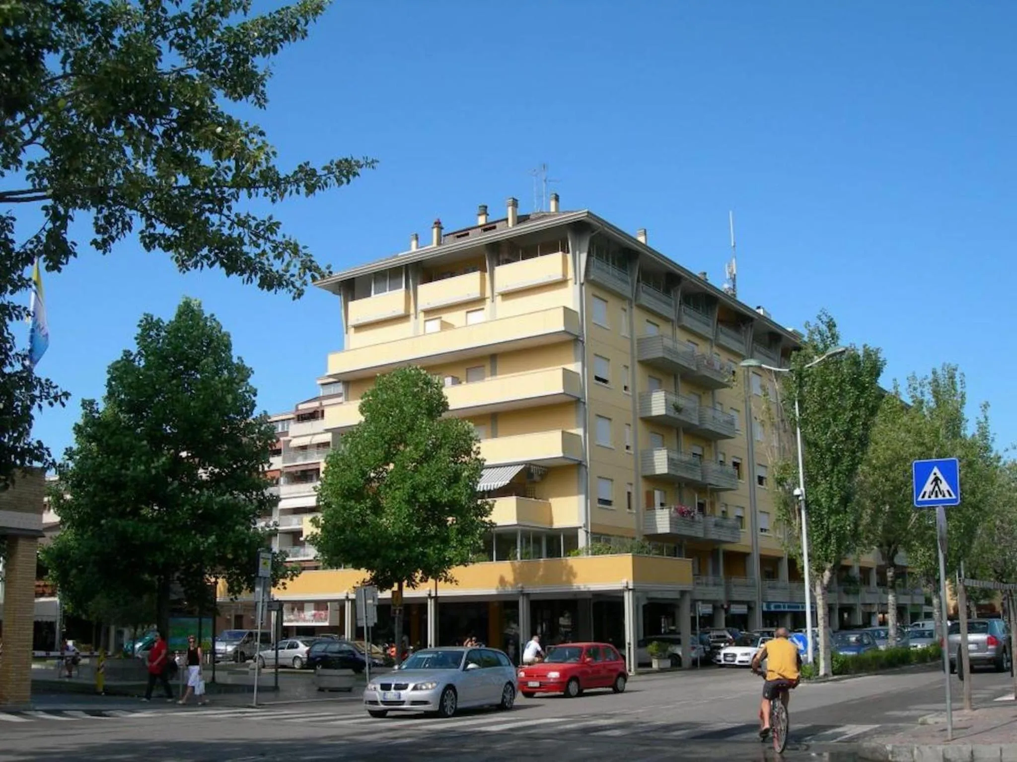Neighbourhood in Spacious apartment near the beach