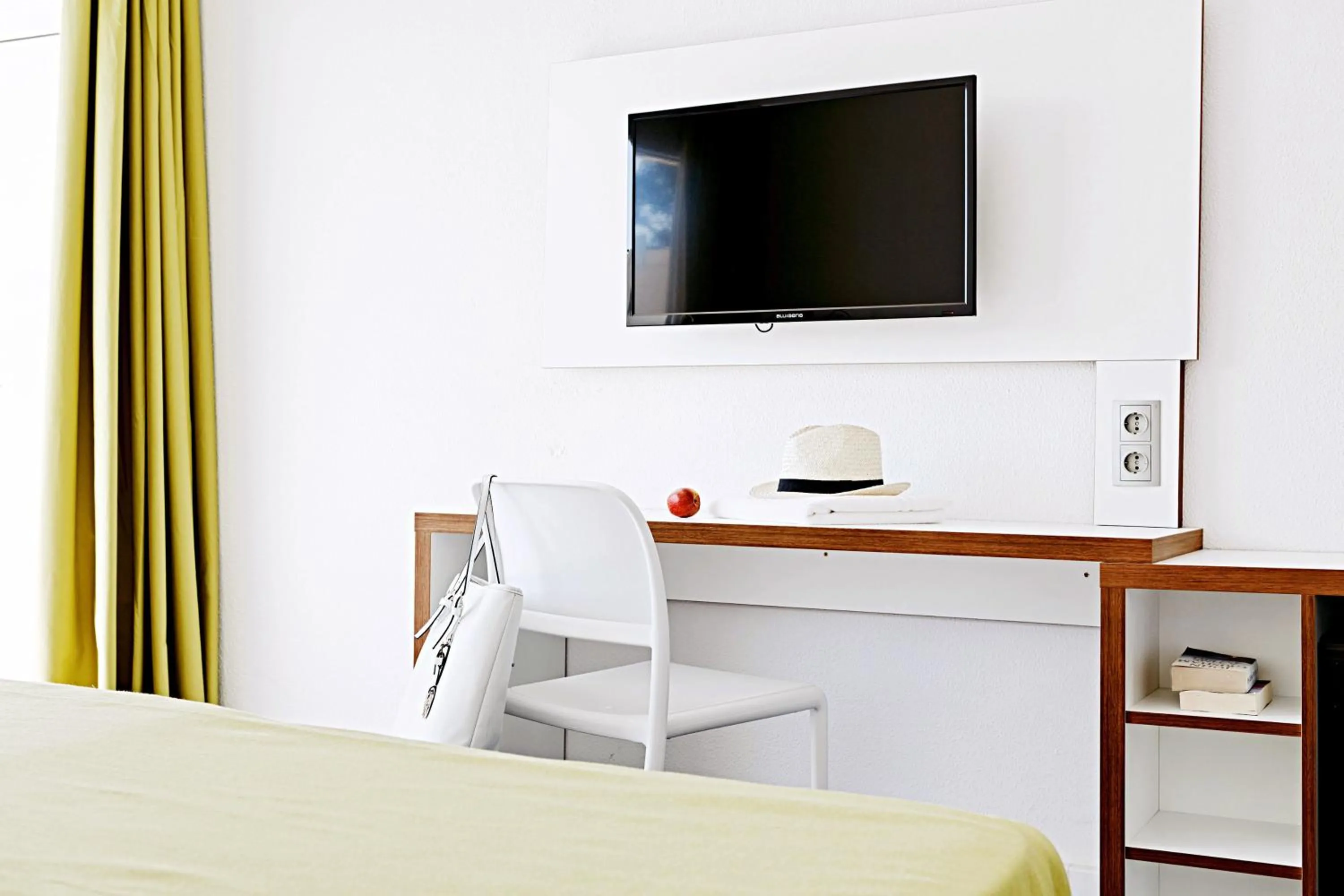TV and multimedia, Bed in Globales Cala Blanca