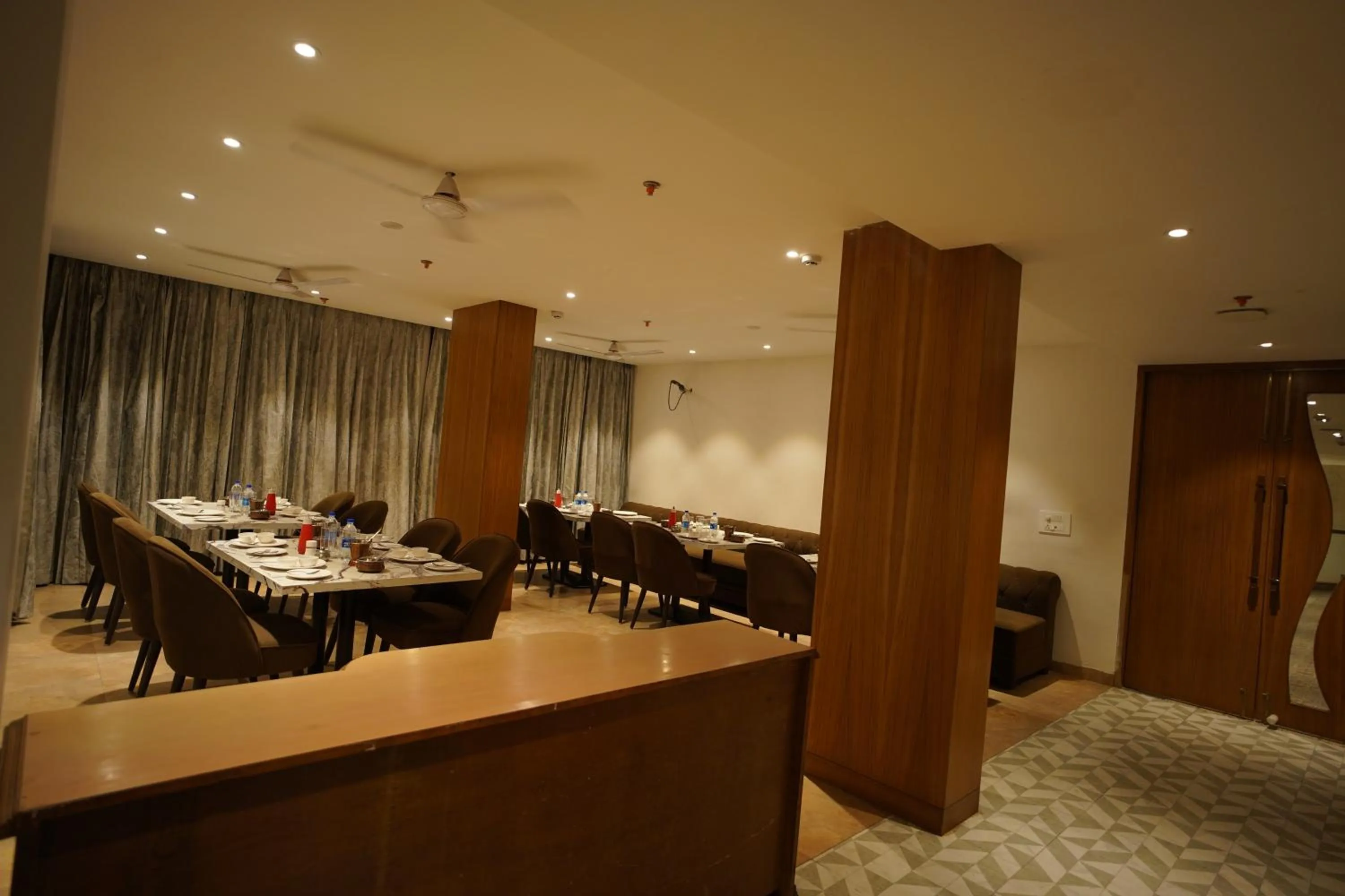Restaurant/places to eat in Hotel Mumbai House Express Udaipur