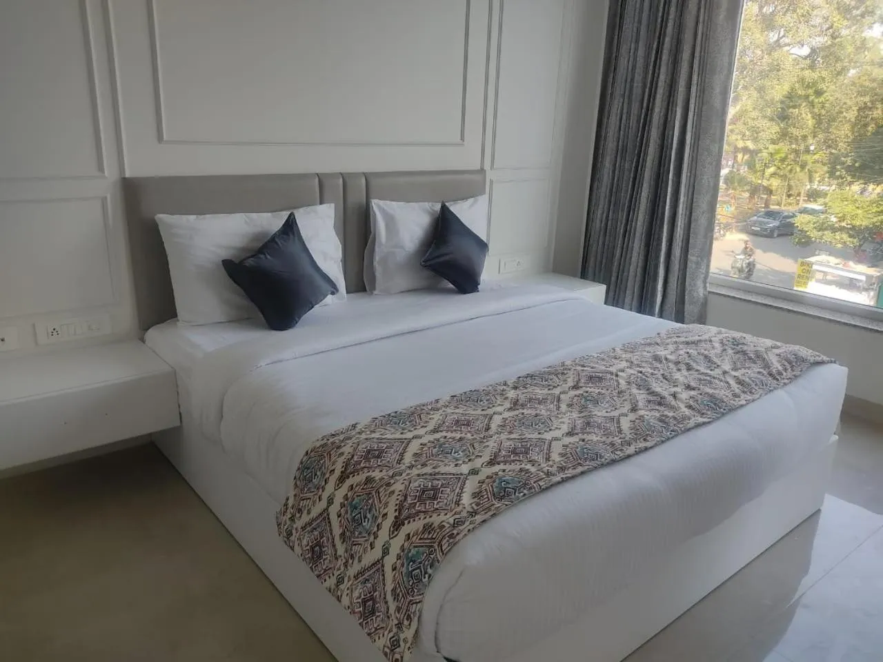 Bed in Hotel Mumbai House Express Udaipur