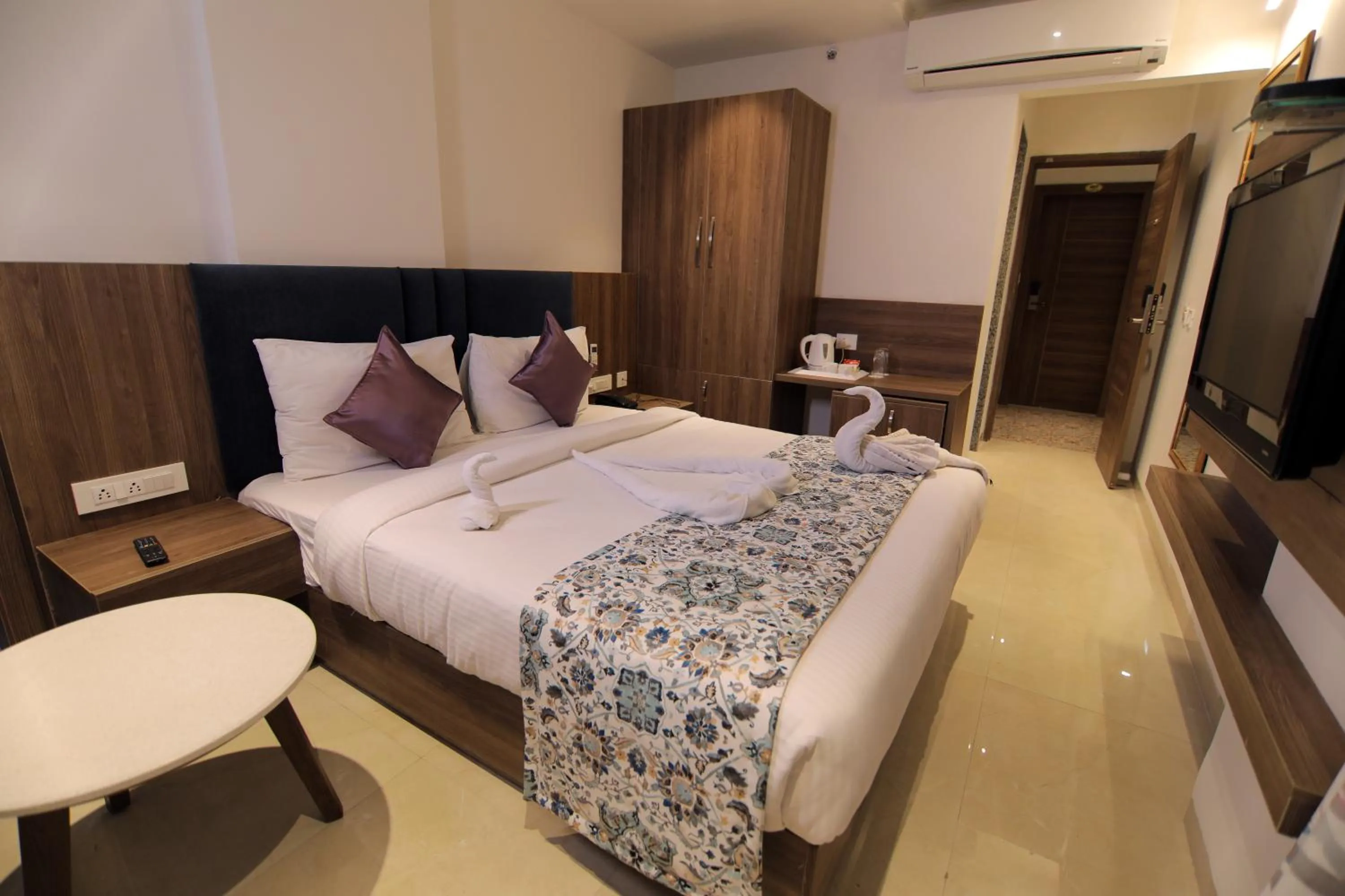 Bed in Hotel Mumbai House Express Udaipur