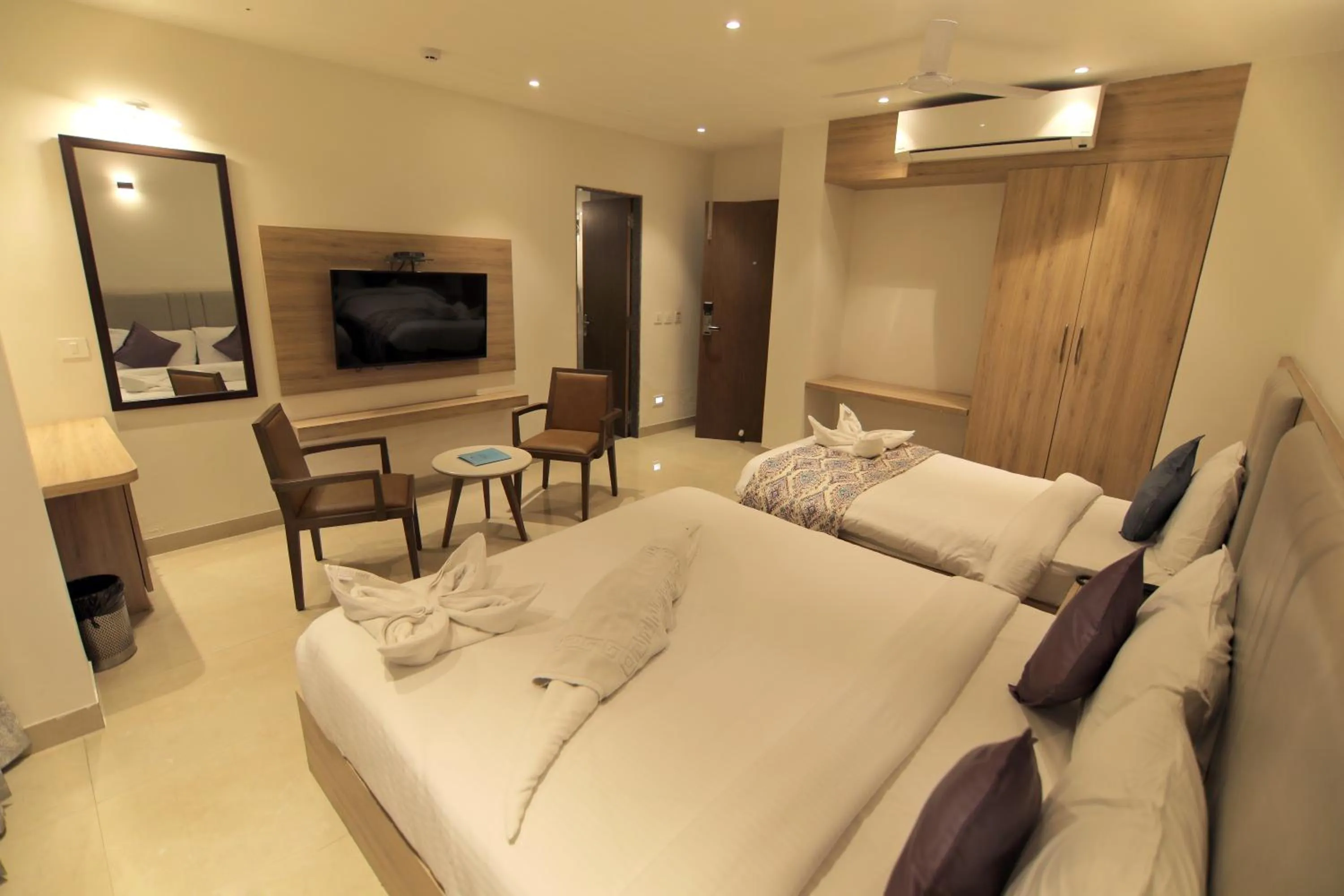 Bed in Hotel Mumbai House Express Udaipur