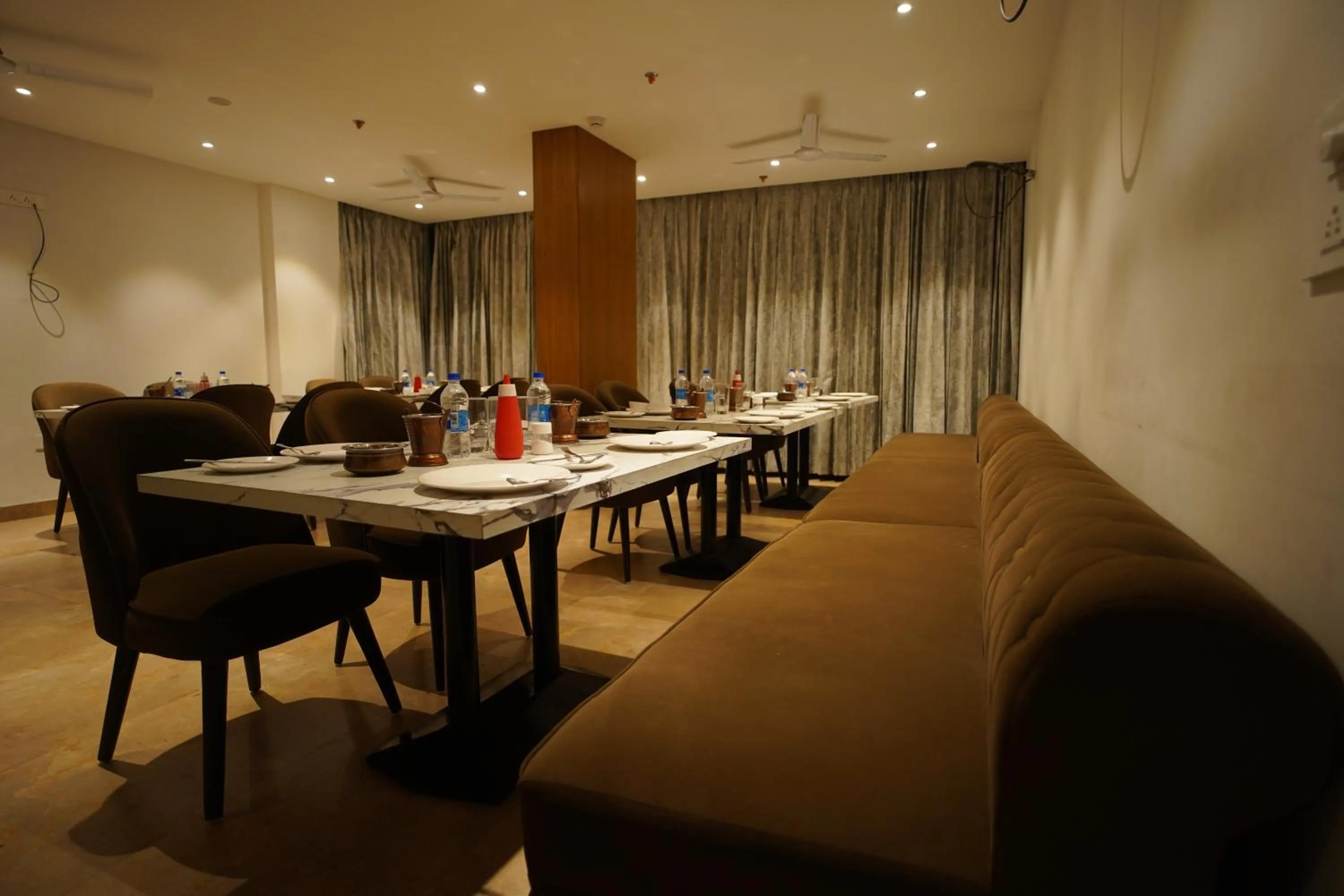 Restaurant/places to eat in Hotel Mumbai House Express Udaipur