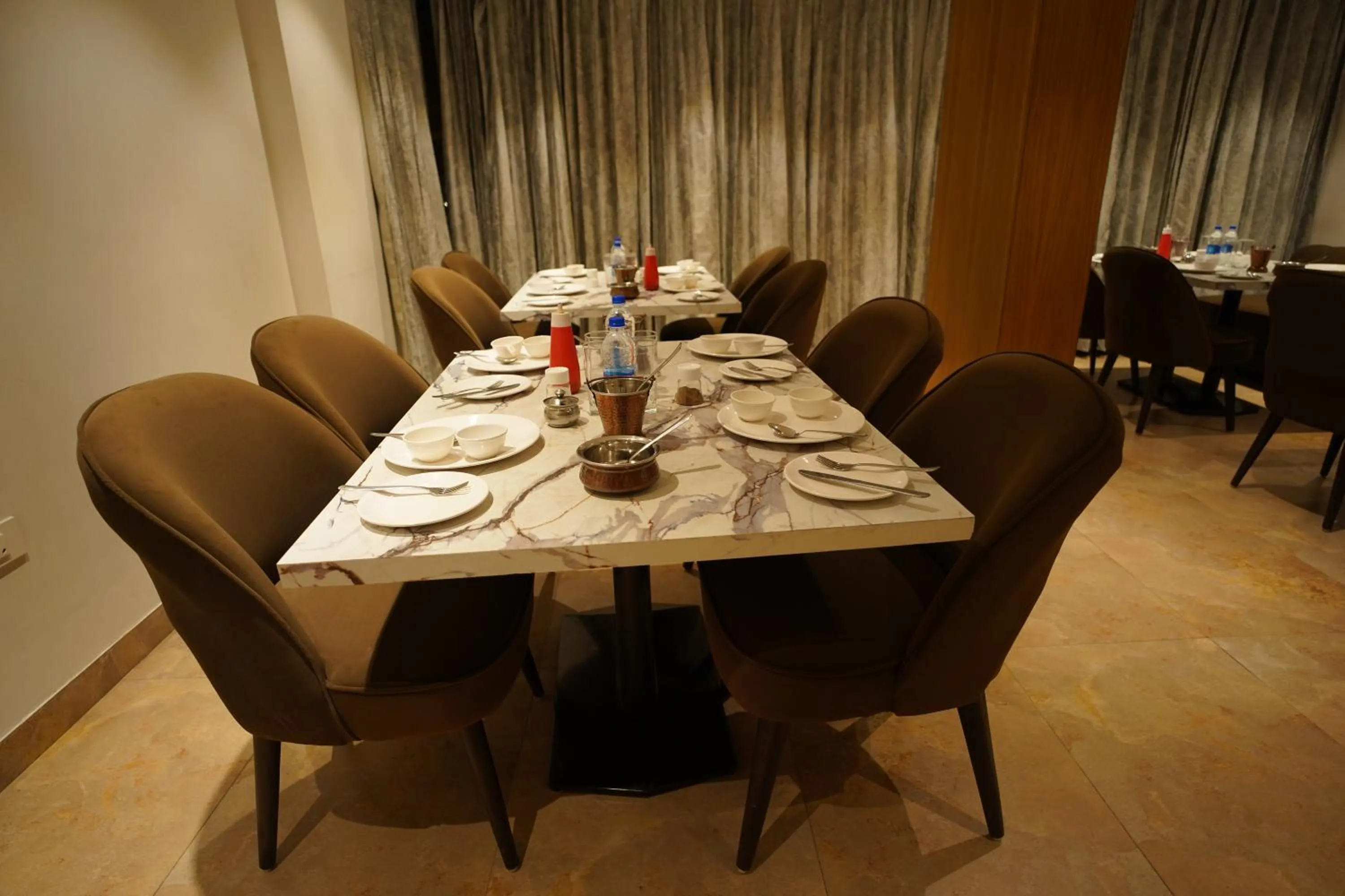 Restaurant/places to eat in Hotel Mumbai House Express Udaipur