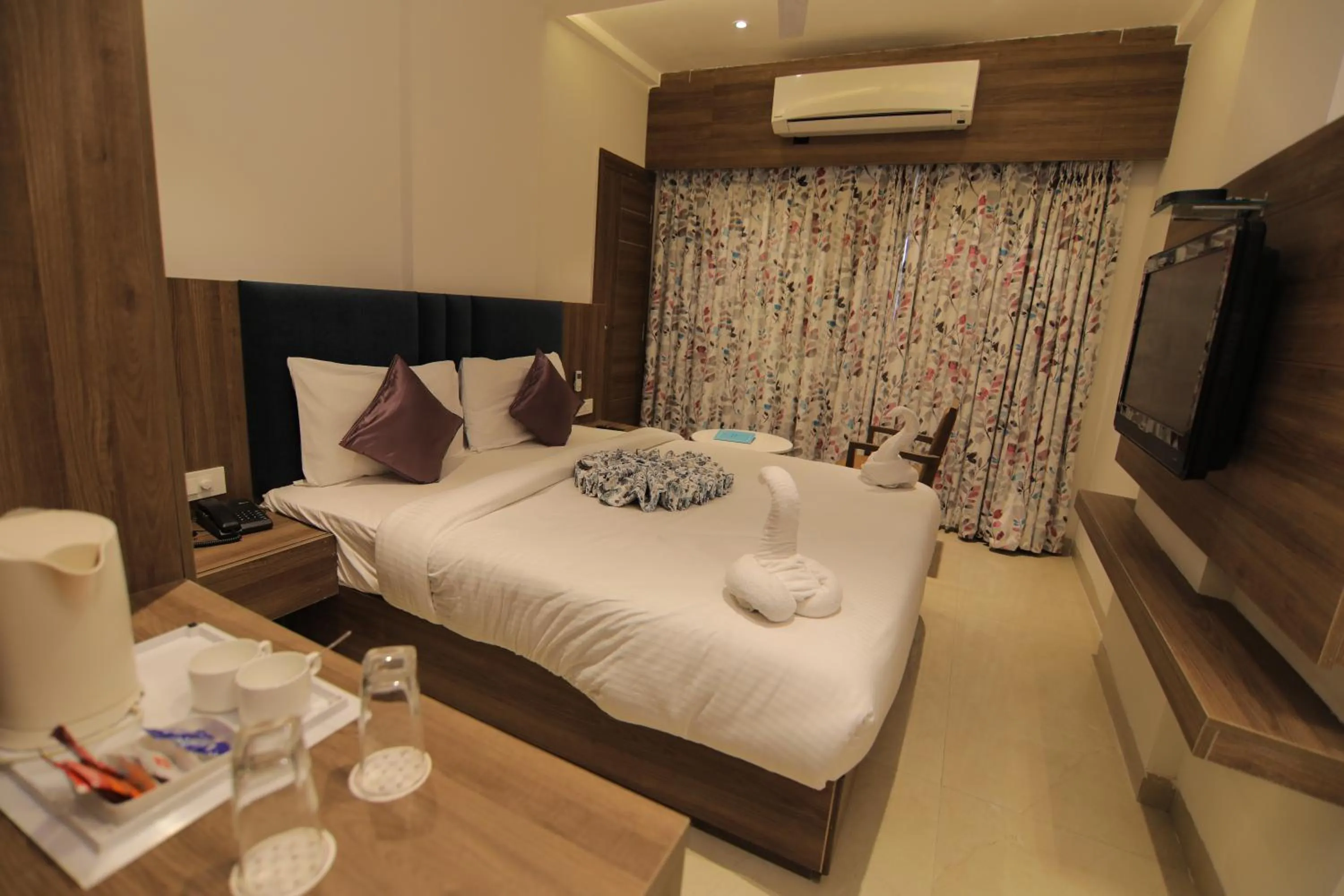 Bed in Hotel Mumbai House Express Udaipur