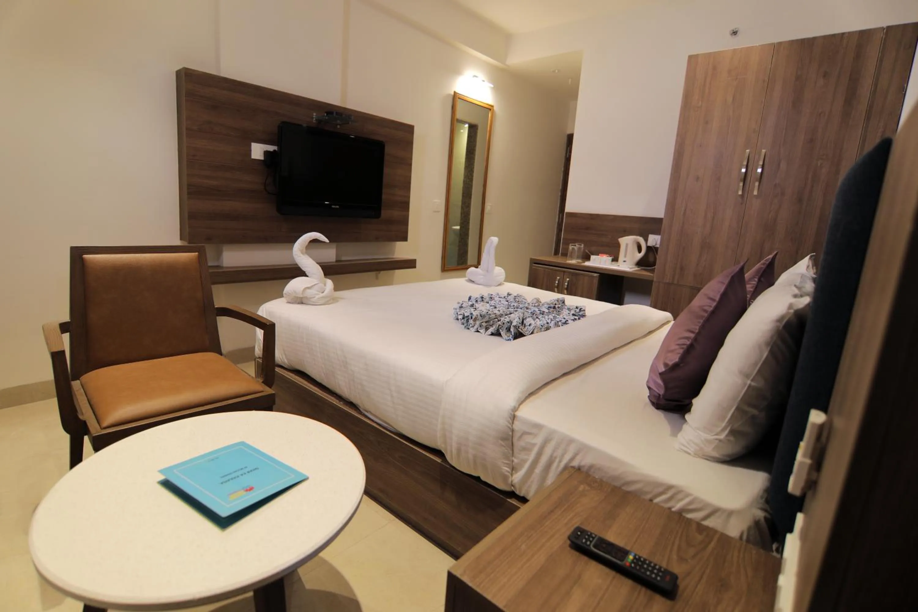 Bed in Hotel Mumbai House Express Udaipur