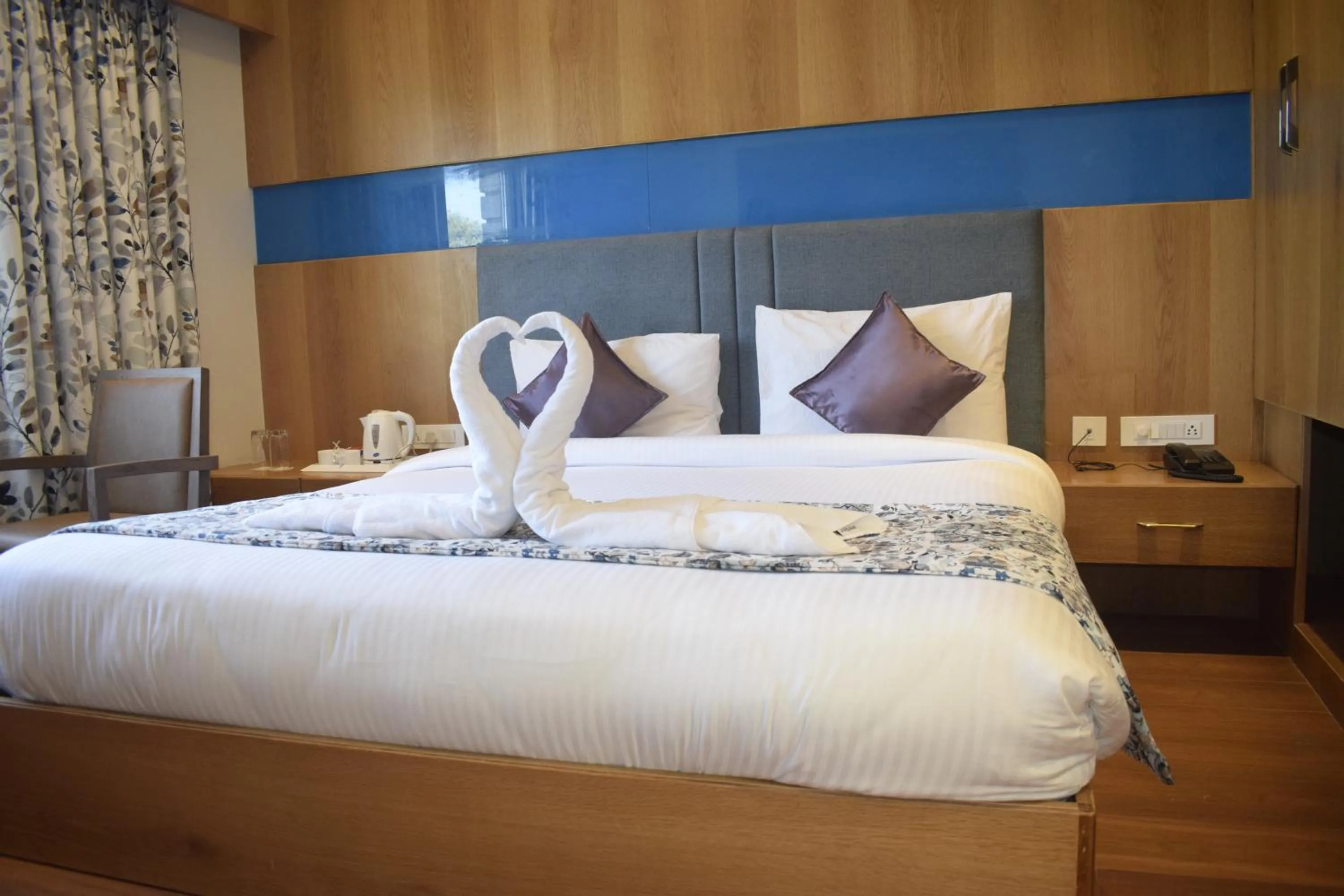 Bed in Hotel Mumbai House Express Udaipur