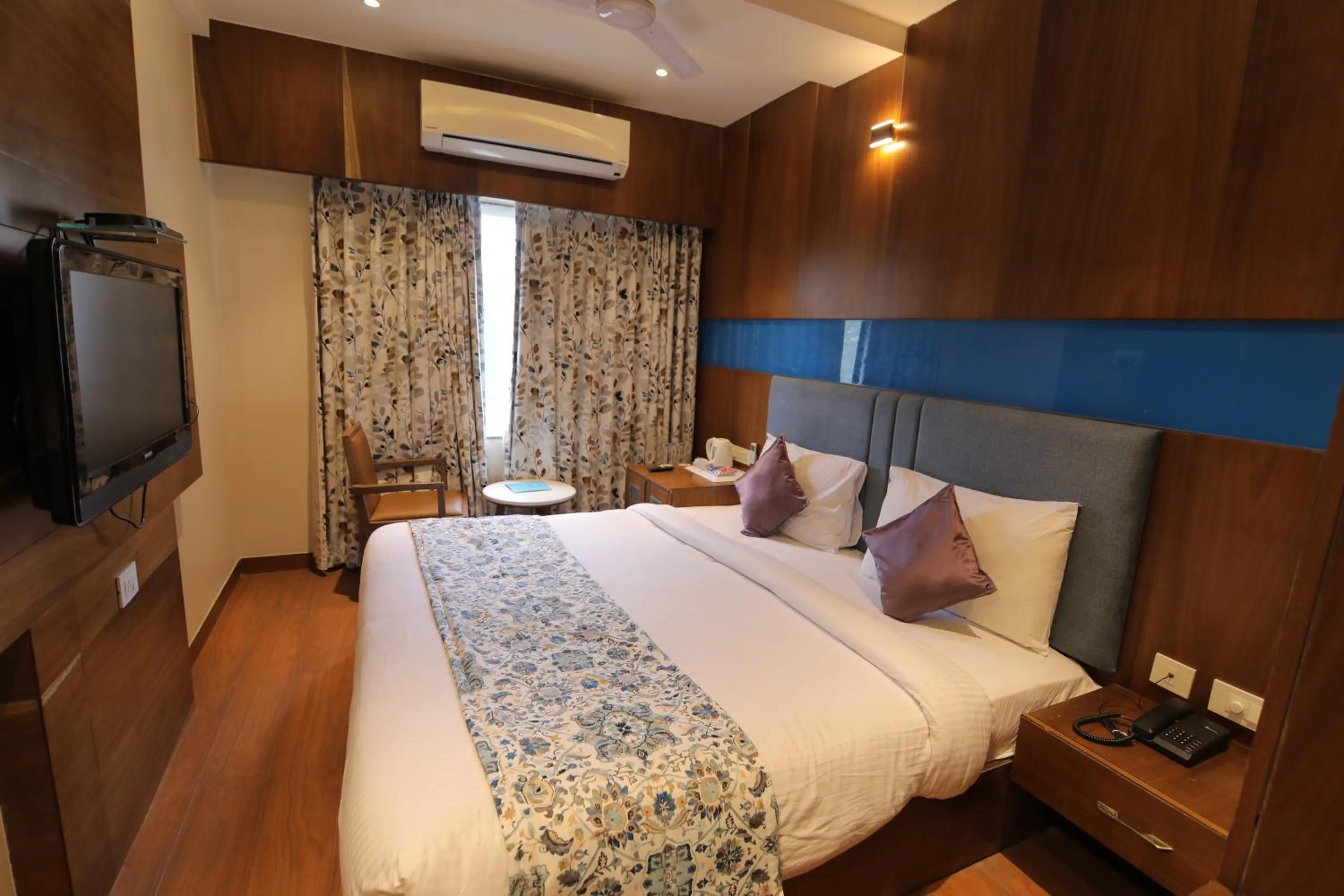 Bed in Hotel Mumbai House Express Udaipur