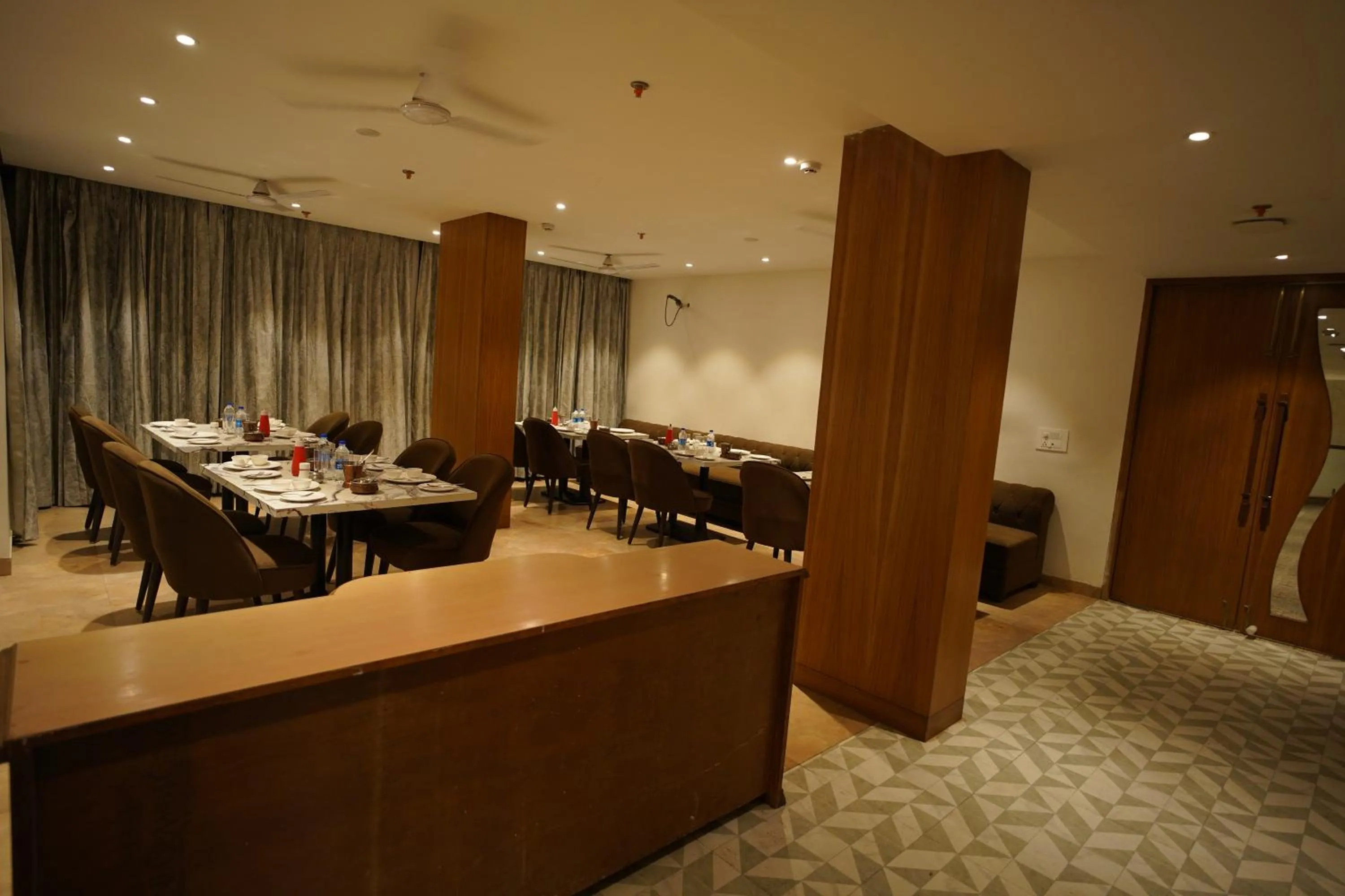 Restaurant/places to eat in Hotel Mumbai House Express Udaipur