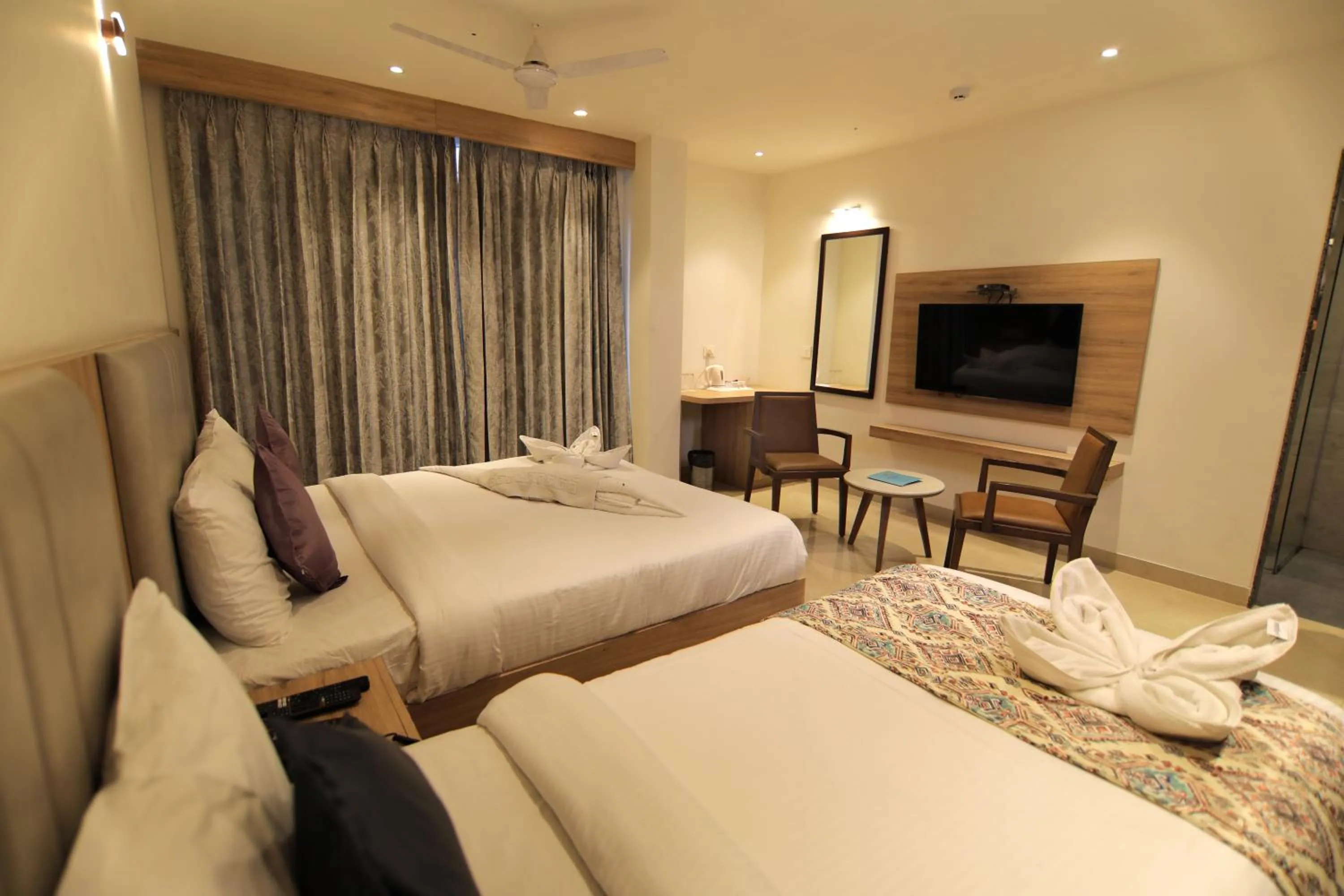 Bed in Hotel Mumbai House Express Udaipur