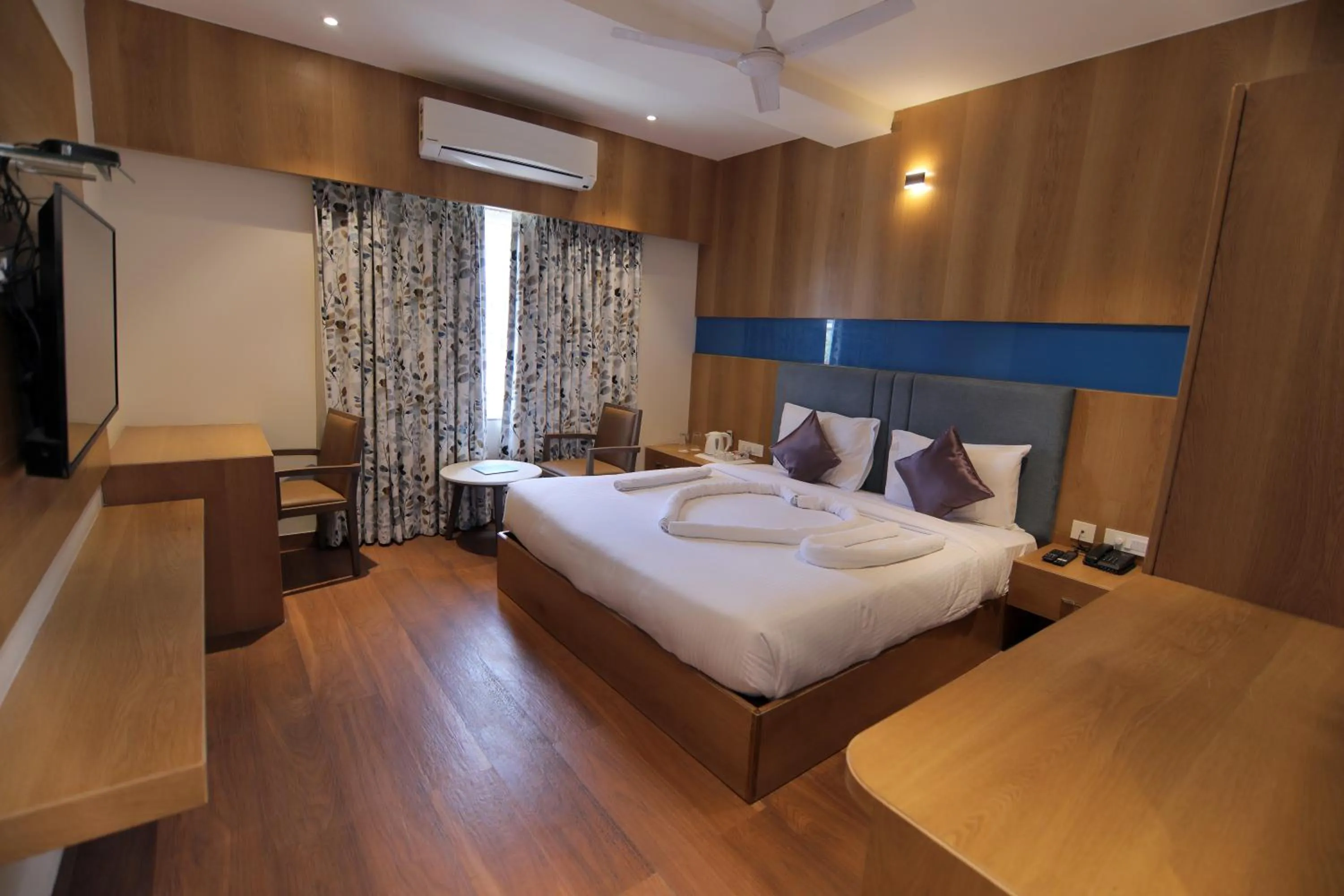 Bed in Hotel Mumbai House Express Udaipur