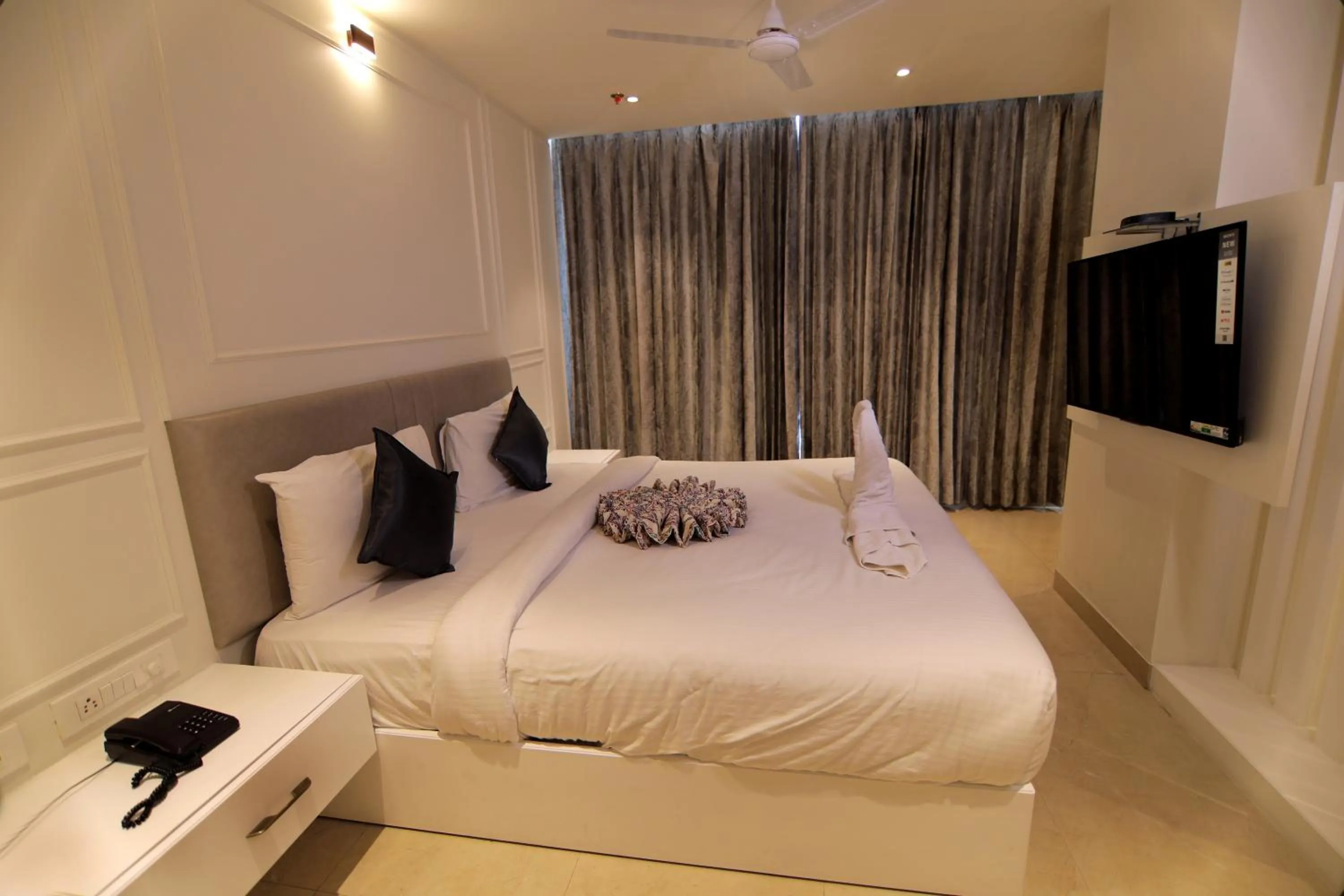 Bed in Hotel Mumbai House Express Udaipur